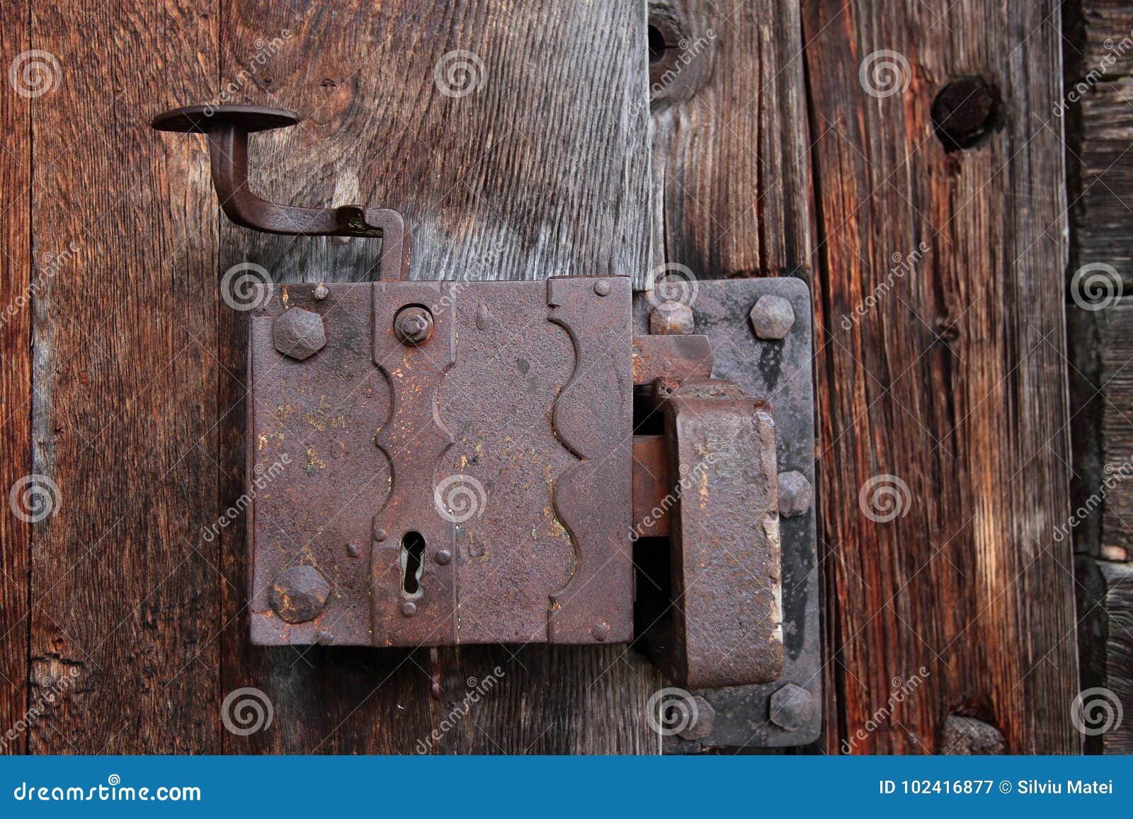 Interpersoonlijk Statistisch Vrijstelling Oud Slot in Een Oude Deur Van Hout Stock Afbeelding - Image of houten,  beveilig: 102416877