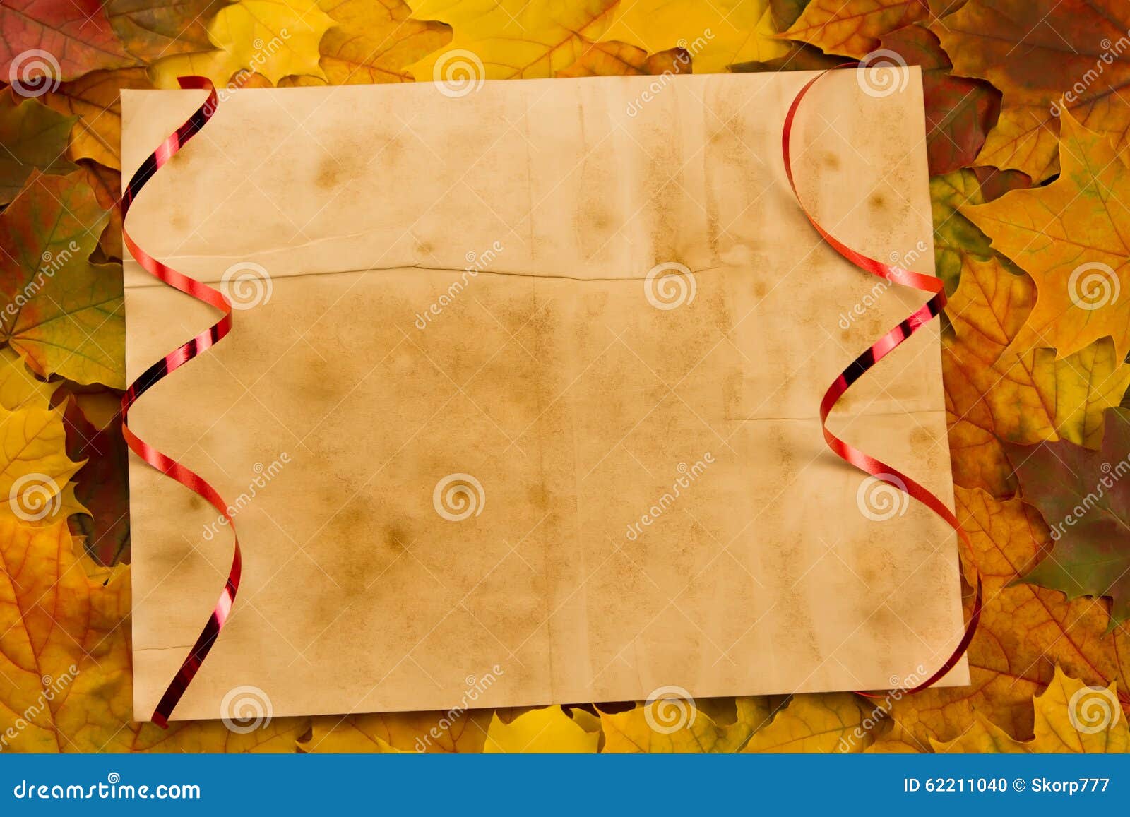 Oud uitstekend leeg blad van document op kleurrijke esdoornbladeren Dankzegging, de herfst