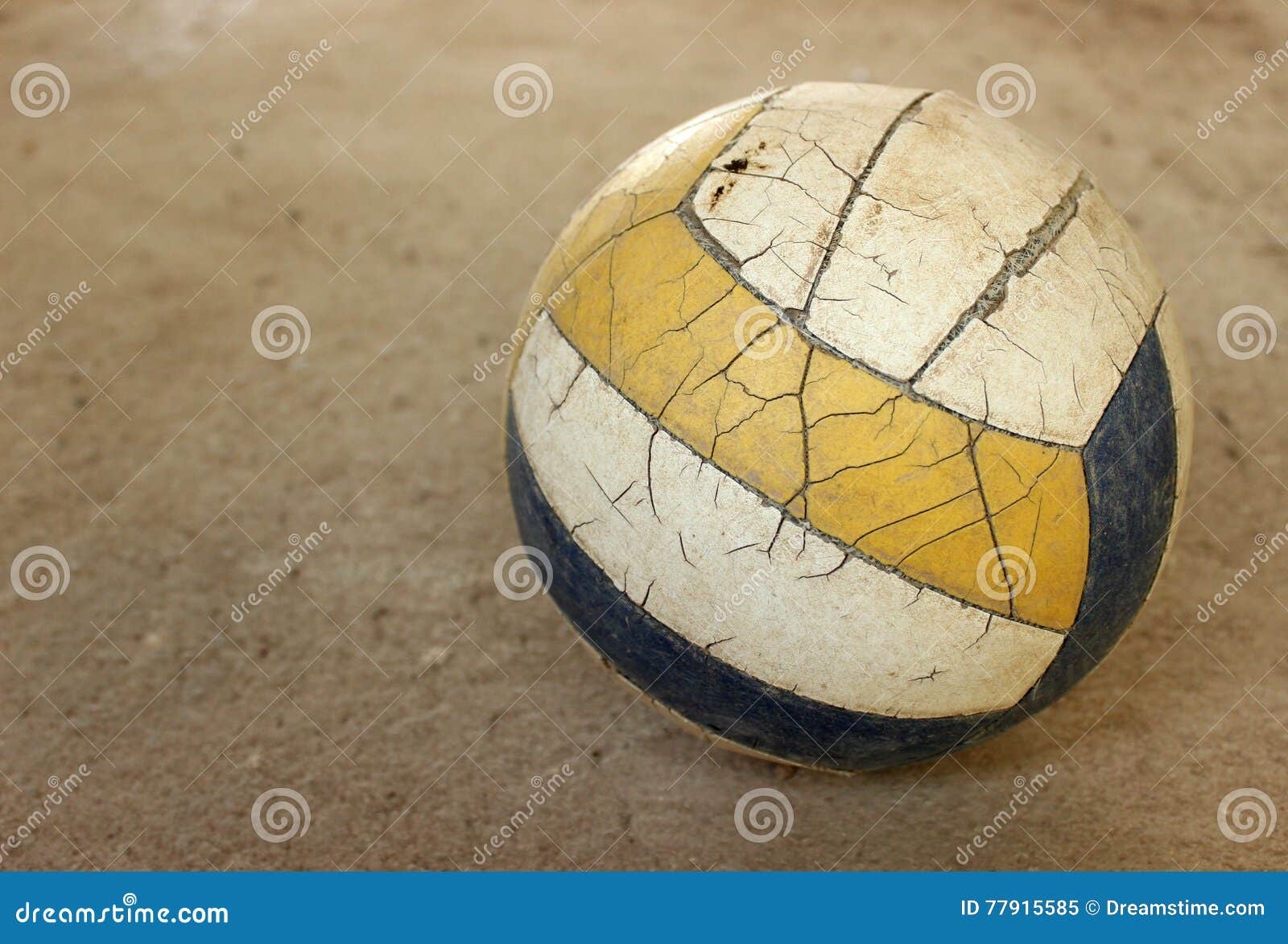 Oud Volleyball Op Concrete Vloer Stock Afbeelding Image of kloofje