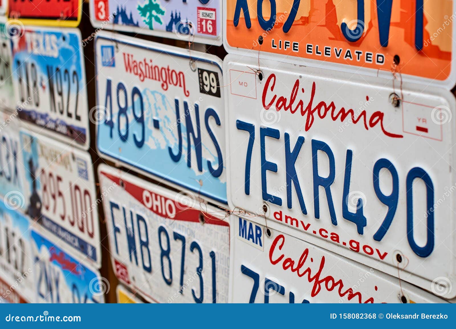 Oude Afgebroken Van Auto's of Voertuigregistratienummers Van Verschillende Amerikaanse Staten Zoals Californië Redactionele Stock Foto - Image vergunning, 158082368