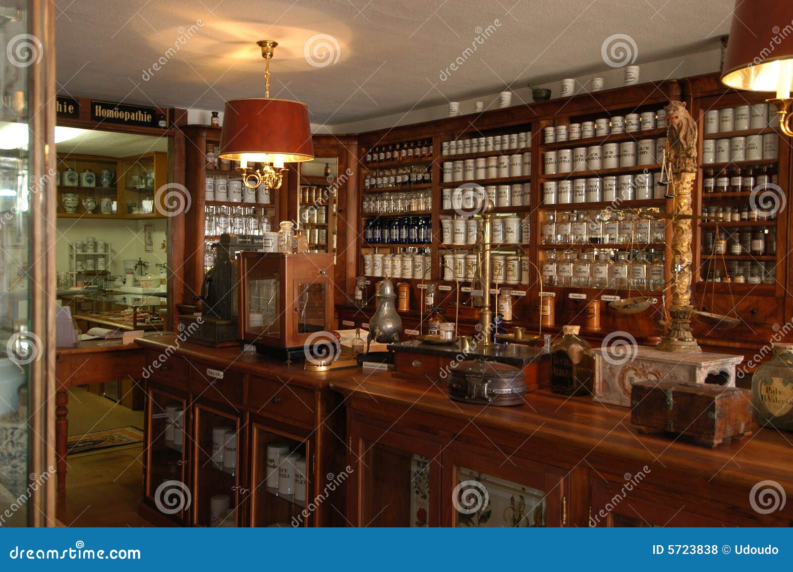 Oude apotheek stock foto. Image of hechting, saldo, nostalgisch 5723838