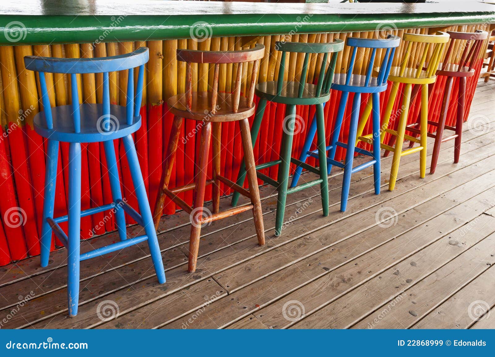 voelen Ter ere van Aanklager Oude Barkrukken Bij Een Tropische Bar Stock Afbeelding - Image of planken,  geel: 22868999