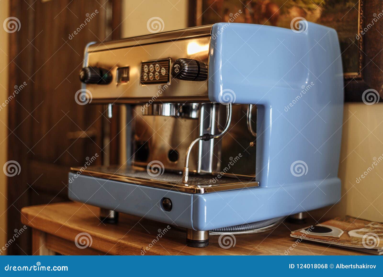 Sleutel Productief ongeduldig Oude Blauwe Koffiemachine Bij De Koffie Stock Foto - Image of huis,  voedsel: 124018068