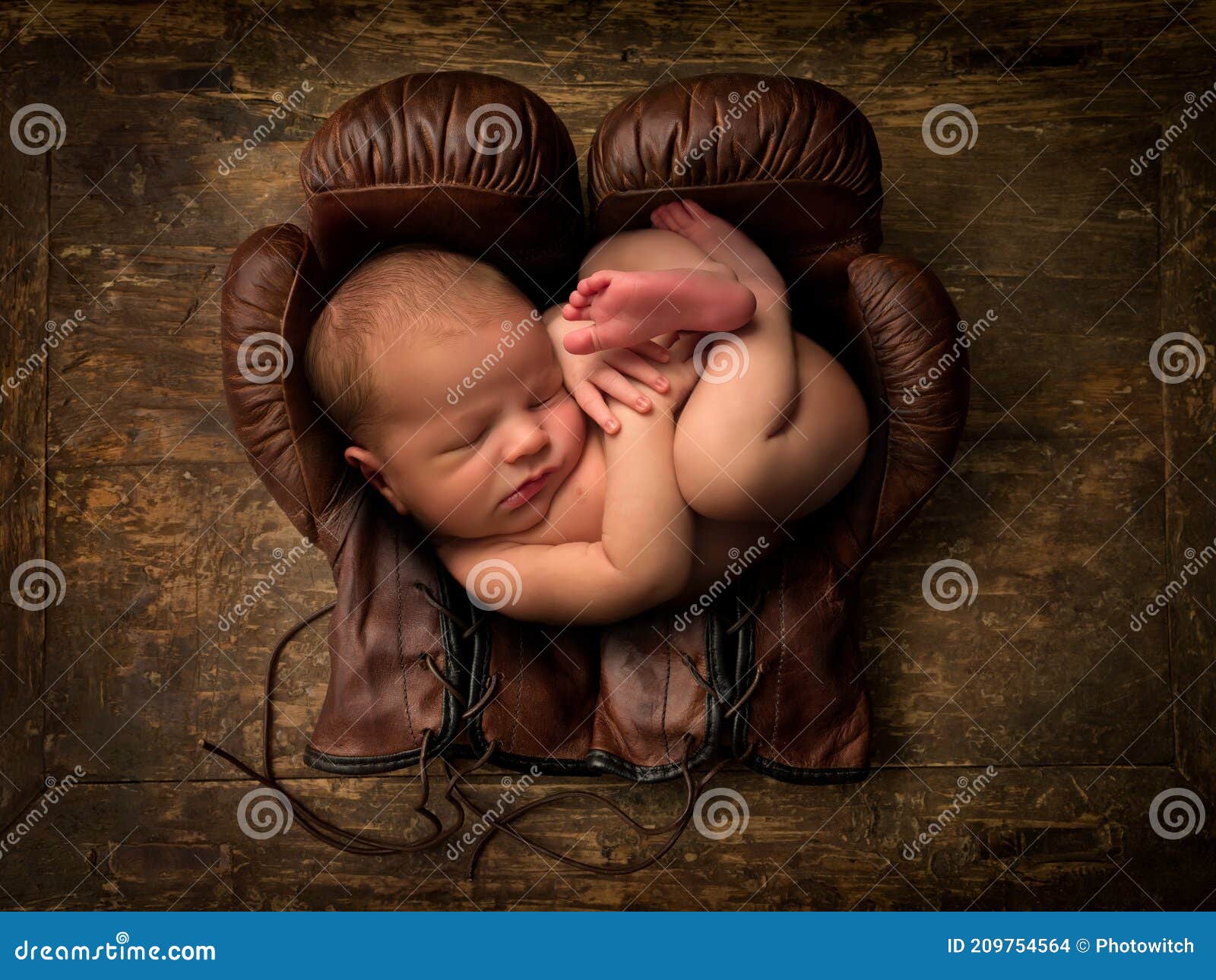 zegevierend Commissie Bijna dood Oude Bokshandschoenen Met Een Baby Stock Foto - Image of baby, slaap:  209754564