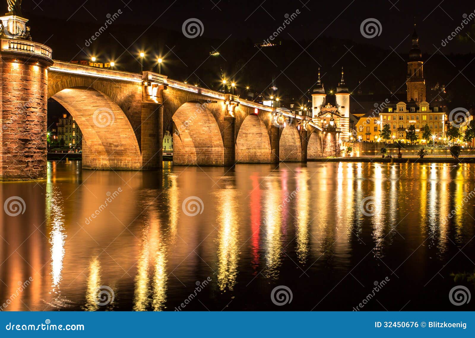 Oude brug, Heidelberg. Oude brug met het kasteel van Heidelberg bij nacht