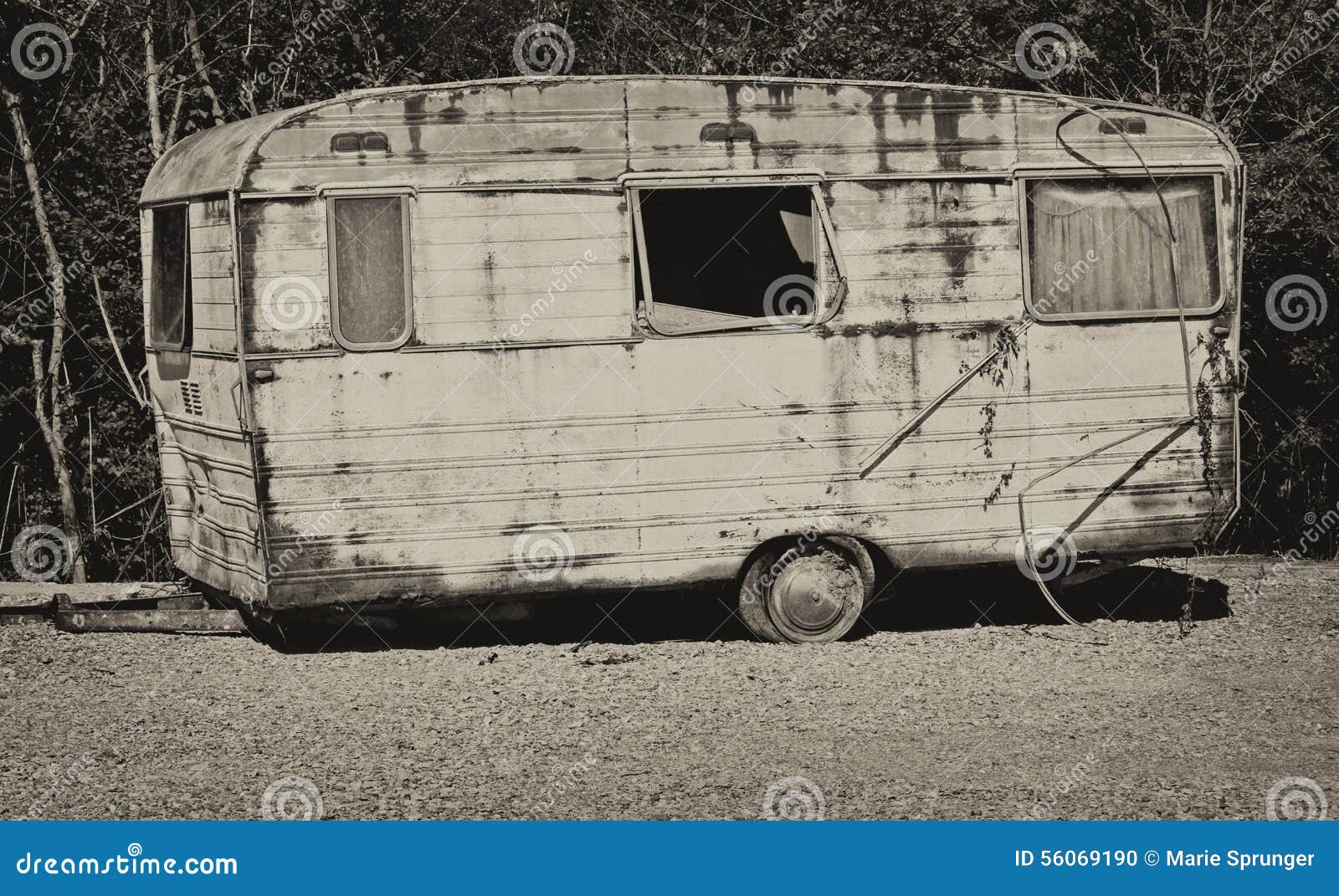 Oude caravan stock foto. Afbeelding bestaande uit zwart - 56069190