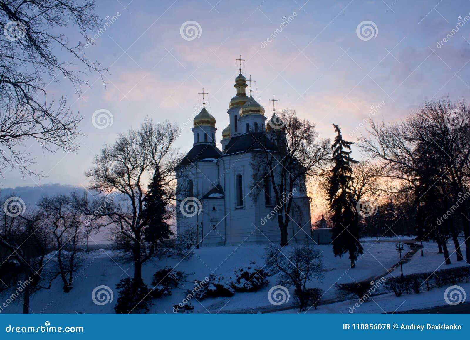 Oude Chernigov op een achtergrond die door gelijk te maken wordt verlicht sunligh. Dit is de Kerk van Catherine ` s Het beeld werd genomen uit Detinets-stad