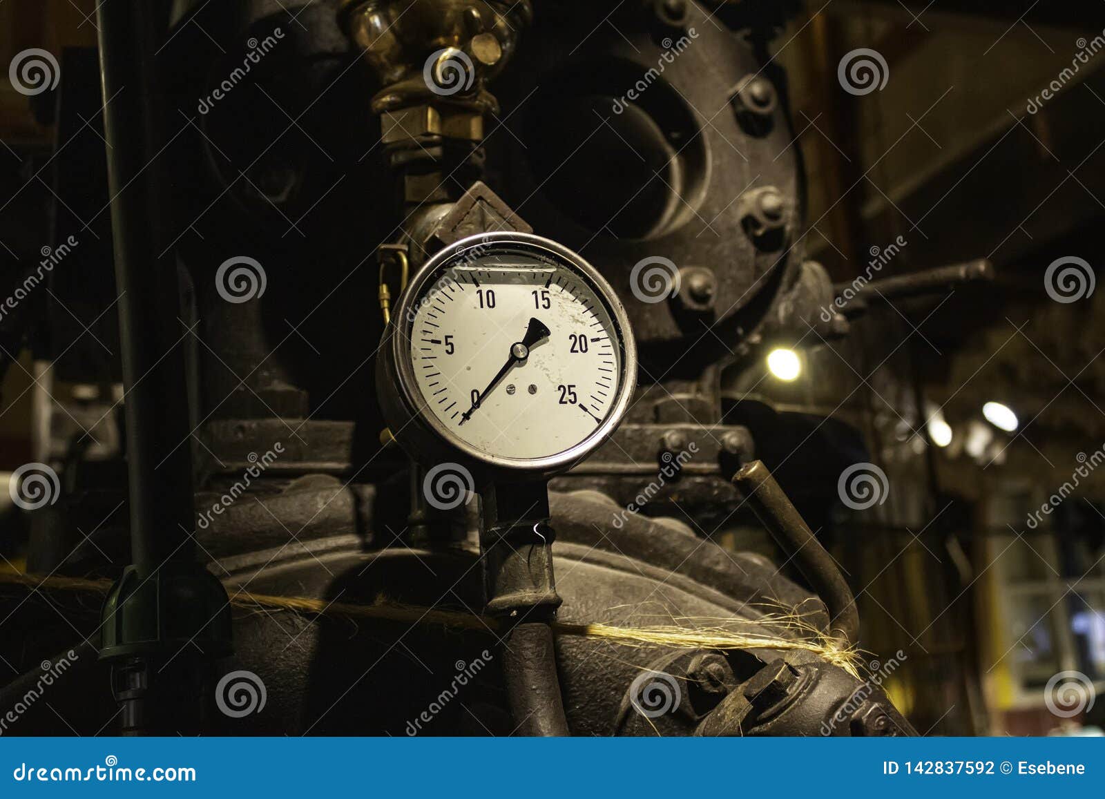 Oude drukmaat. De drukmaat, detail van van de het gastechnologie van de meetinstrumentmeter de industriële van de het materiaalenergie van de de metingspomp van de het hulpmiddelmacht hydraulische witte van de het metaalolie van de de industriemachine van de de techniekmanometer van de de brandstofklep naald van de het staalcontrole meet de het werk geïsoleerde de objecten van de kraan omhoog dichte bar van de het waterspanning deel van het achtergrondpijpleidingspsi vloeibare pneumatische apparaat lucht van het de band macrosysteem niemand het passen