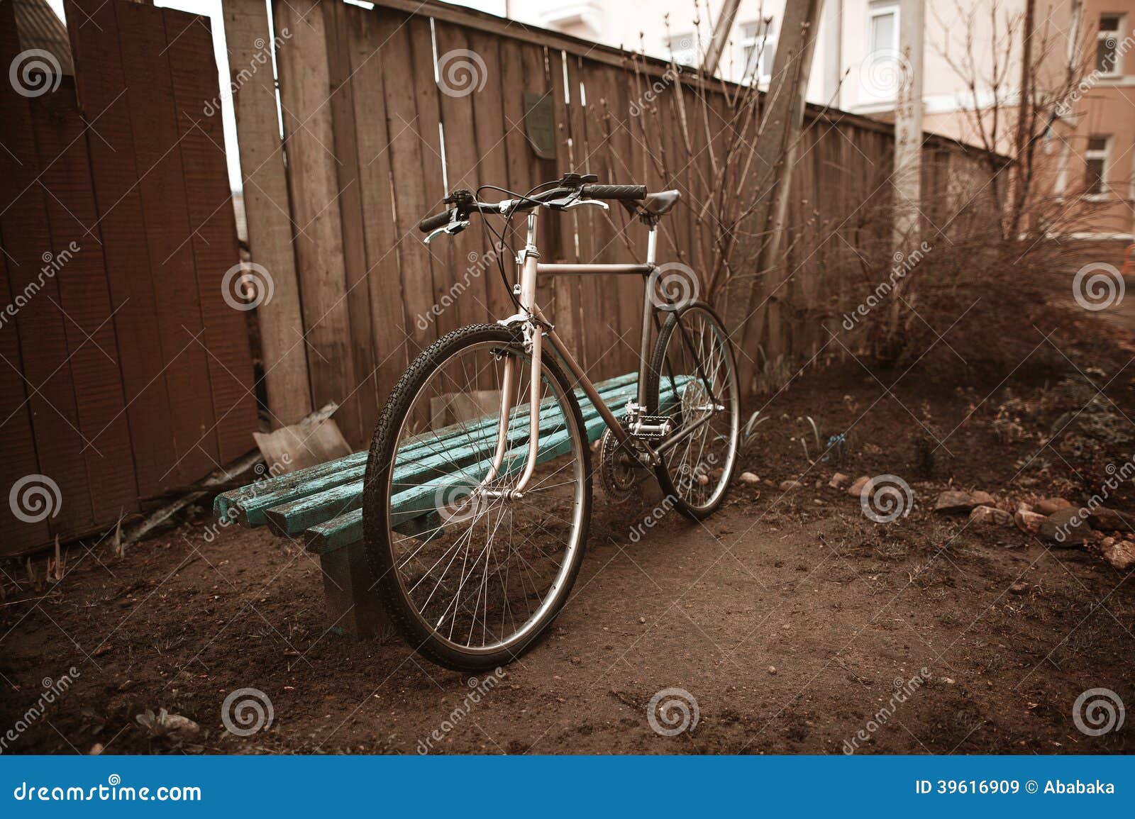 Oude fiets op de straat. Oude uitstekende fiets op de straatfoto