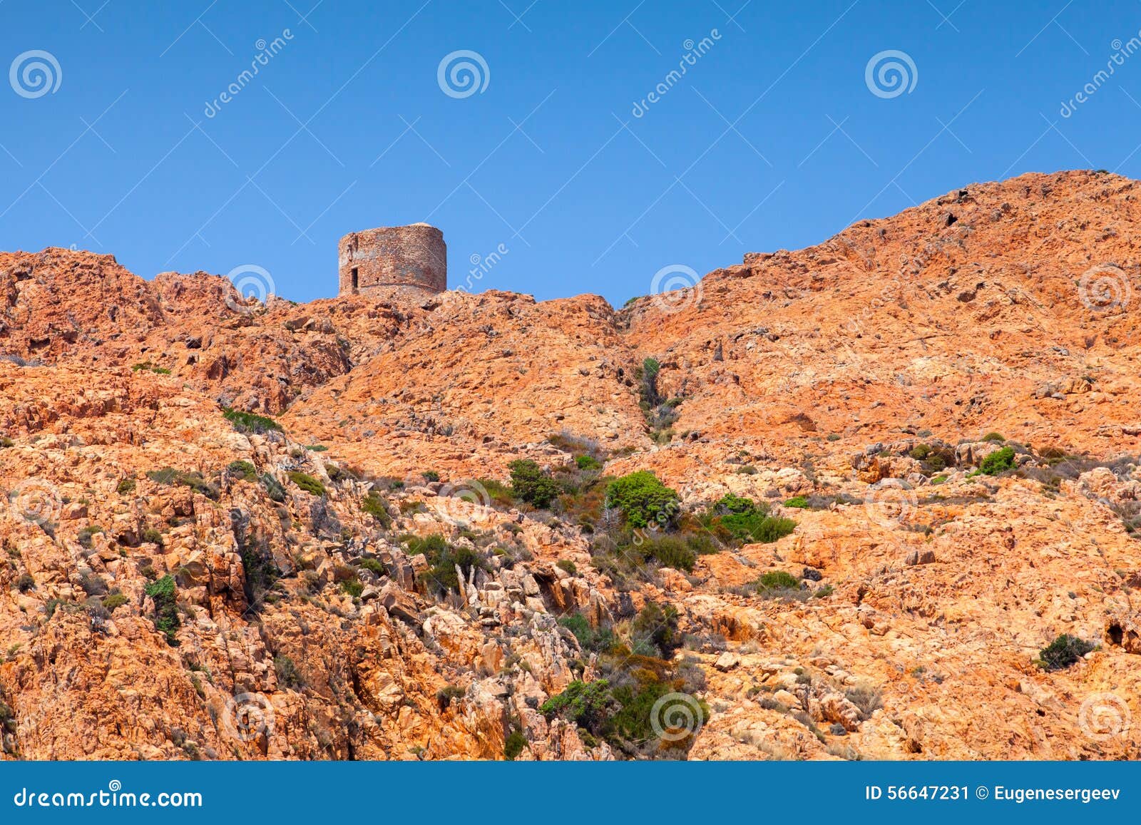 Oude Genoese-toren op Capo Rosso, Corsica. Oude Genoese-toren op de klip van Capo Rosso, Corsica, Frankrijk Pianagebied