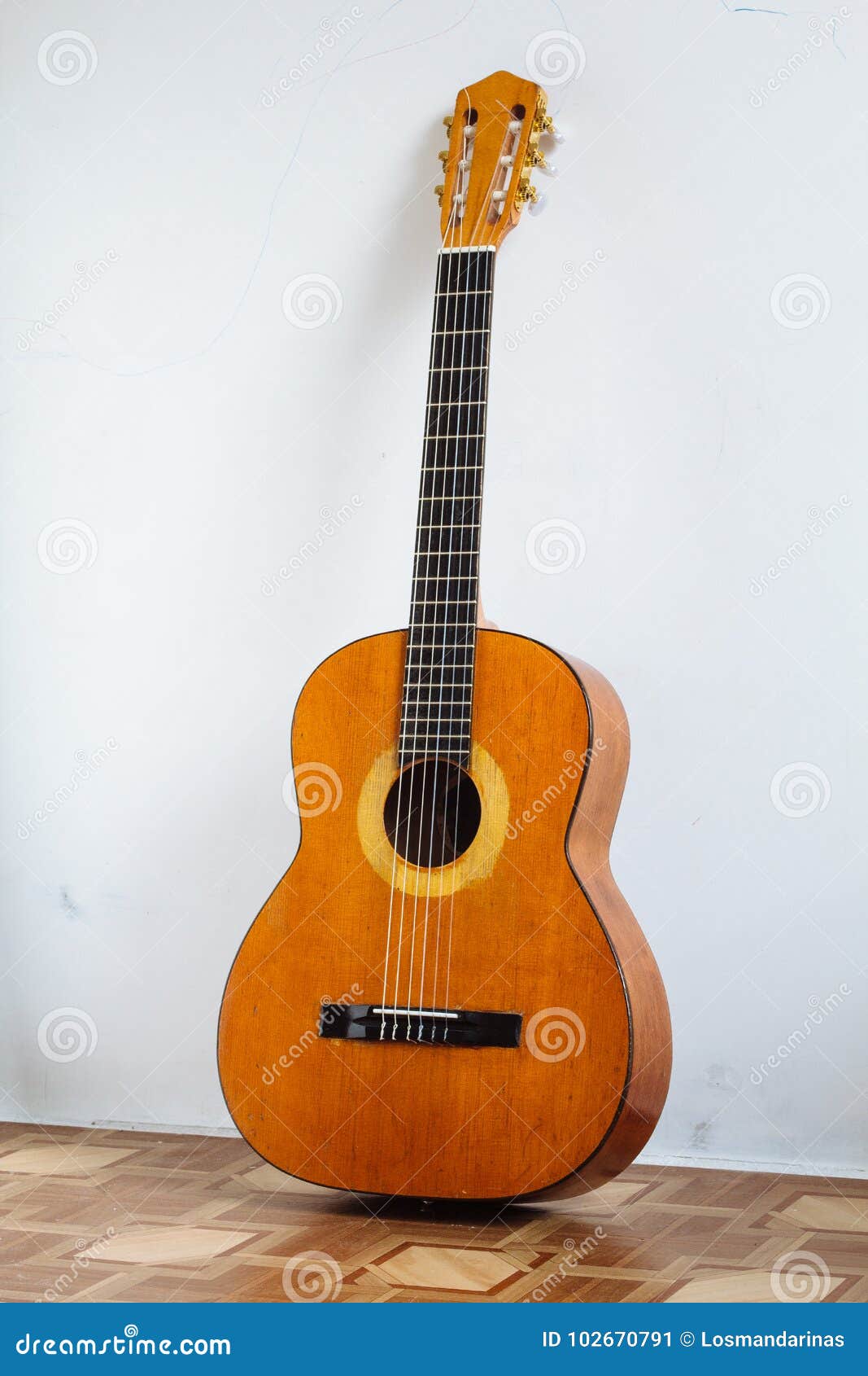pot buitenste Geurig Oude gitaar stock afbeelding. Image of gebruikt, geluid - 102670791