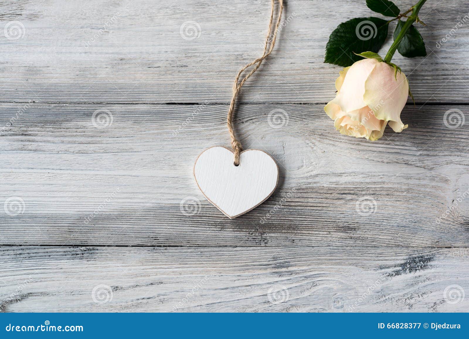 Witte muur met houten grijze vloer en copyspace stock foto ...