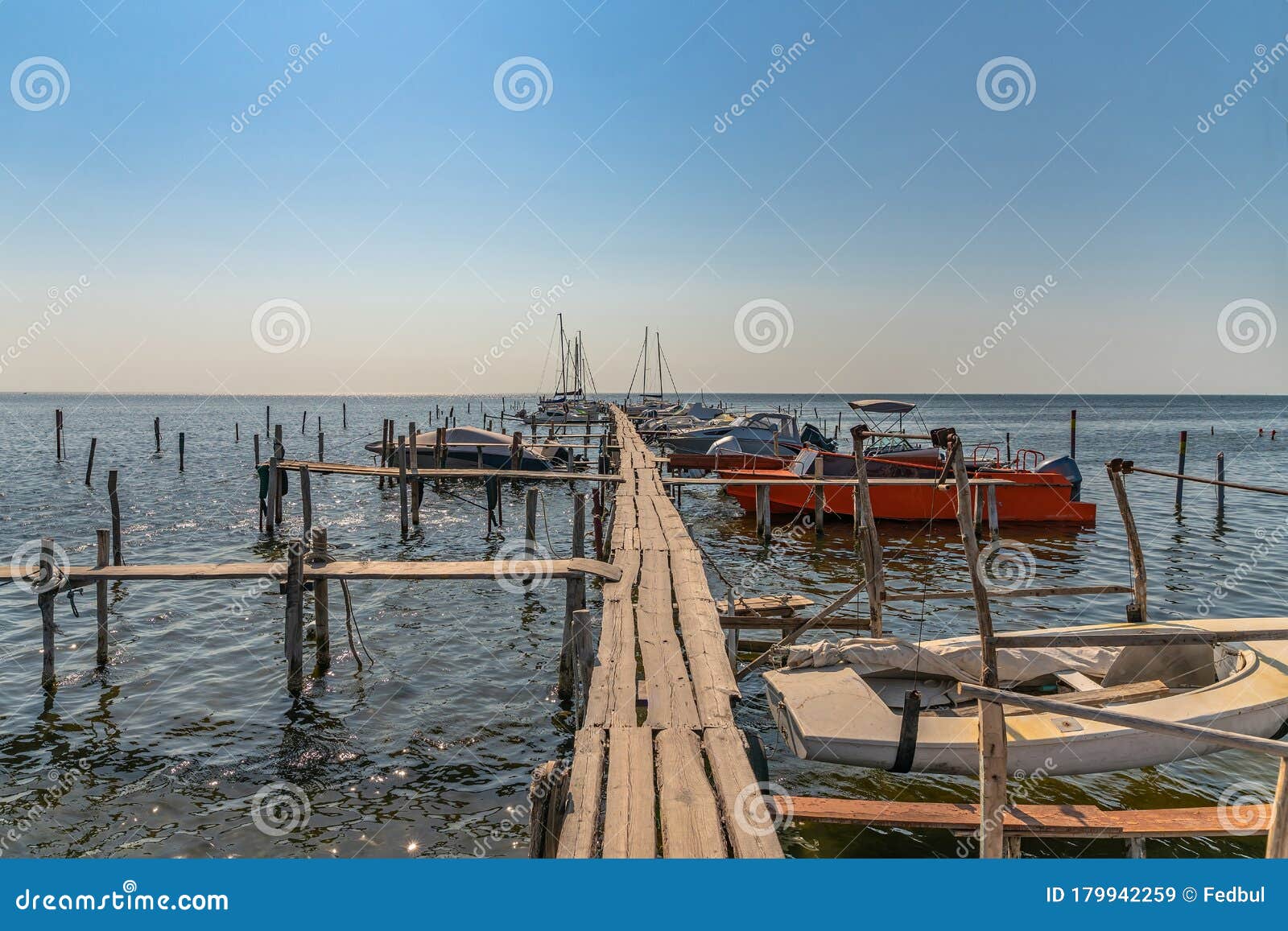 Oude Houten Boten Pier Klein Houten Platform Boot En Speedboot Op Zeejachthaven Stock Afbeelding - of vrijetijdsbesteding, 179942259