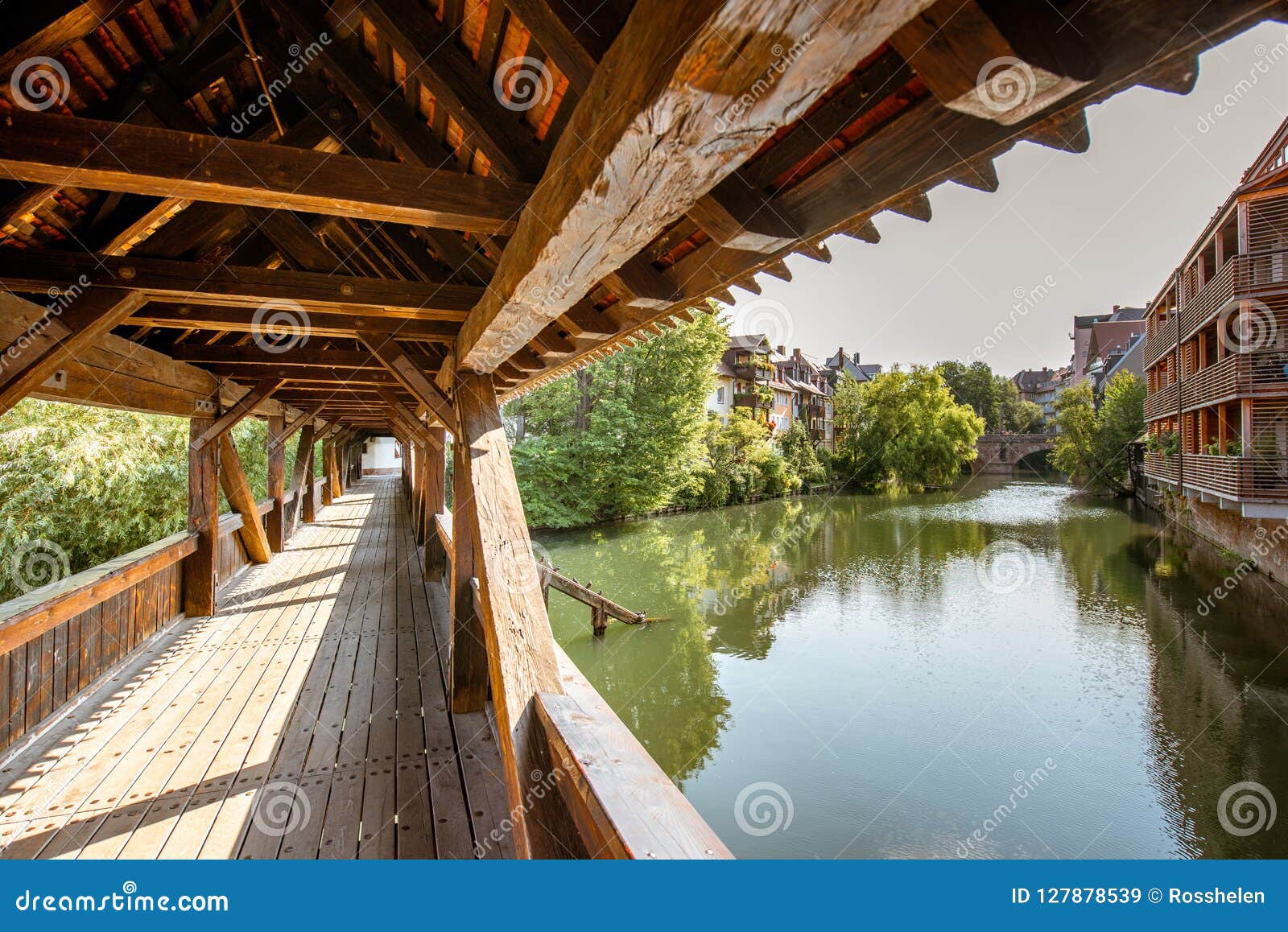 Oude houten brug in Nurnberg, Duitsland. Ochtendmening over de oude houten brug op Pegnitz-rivier in Nurnberg, Duitsland