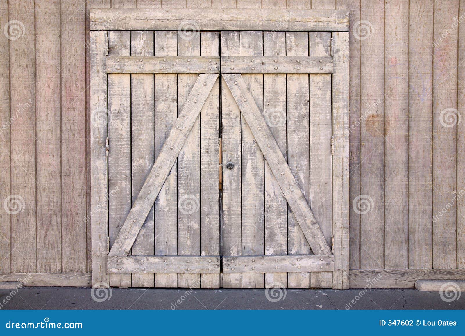 fenomeen Bel terug Gedeeltelijk Oude houten poort stock foto. Image of barrière, poort - 347602