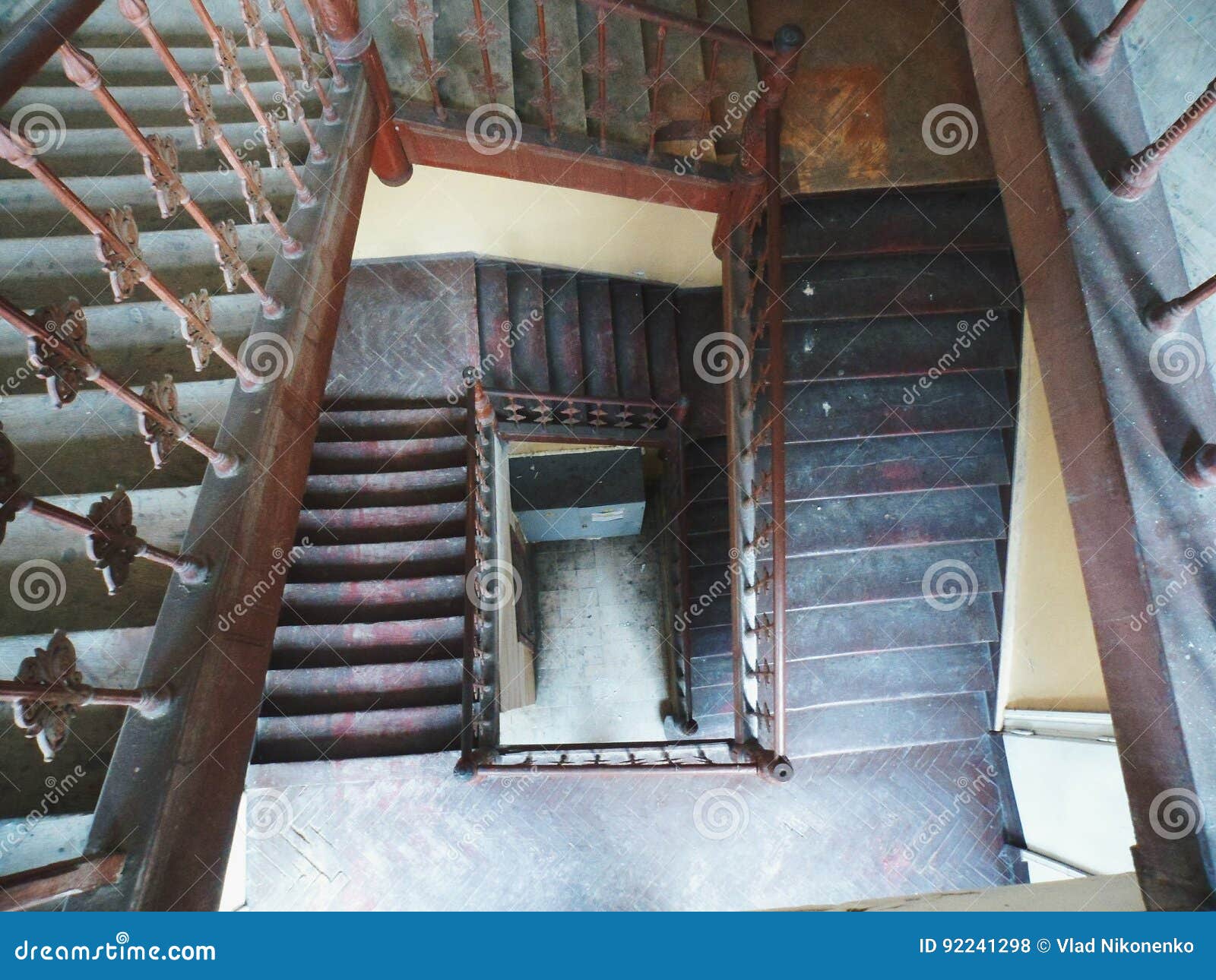 Wonderlijk Oude Houten Trap In Een Woningshuis Stock Foto - Afbeelding QR-09