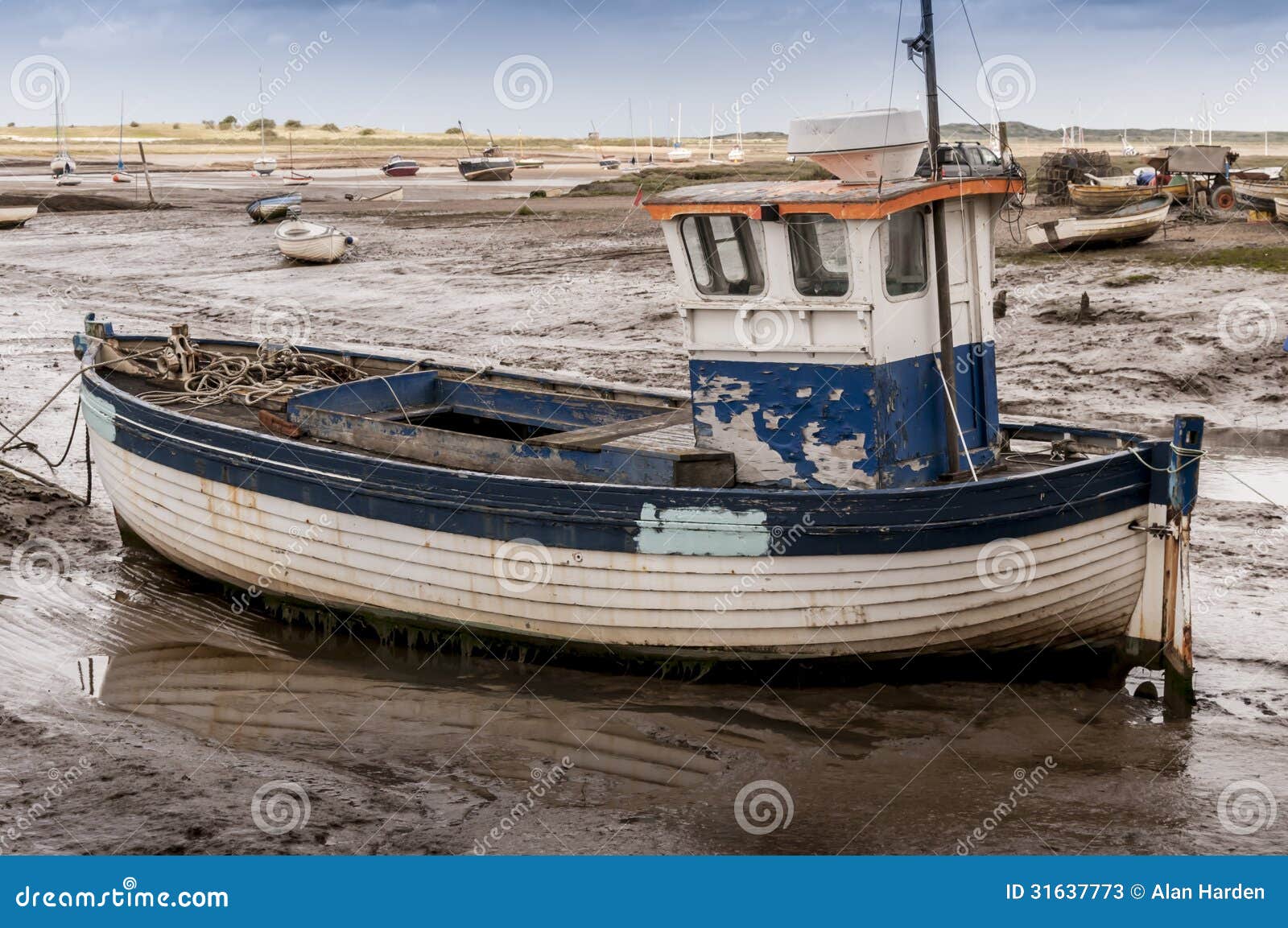 Op grote schaal geest Varken Oude houten vissersboot stock afbeelding. Image of klein - 31637773