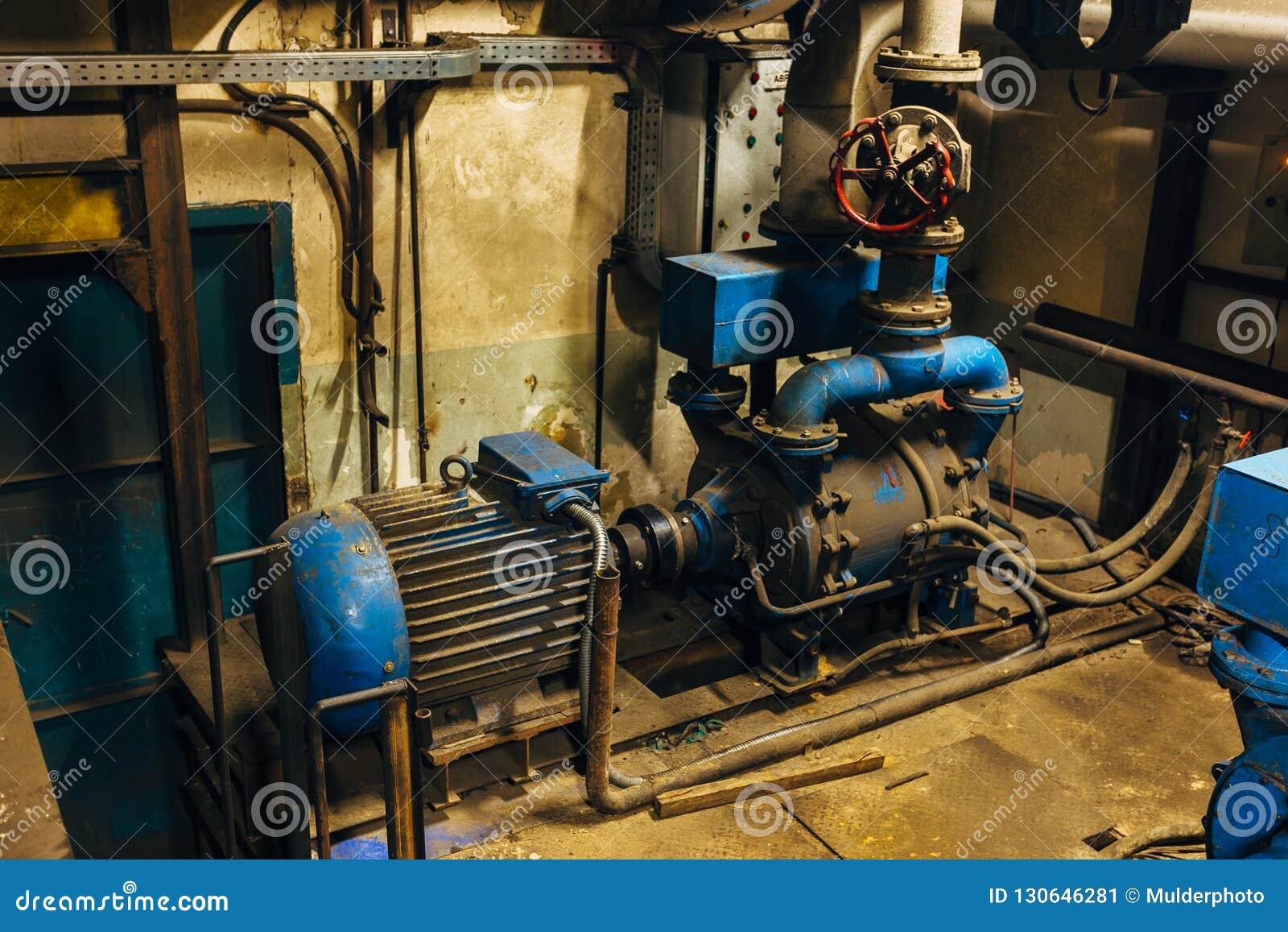 Makkelijker maken duisternis meesterwerk Oude Industriële Elektrische Compressor in Kelder Onder Fabriek Stock  Afbeelding - Image of distributie, stoffig: 130646281