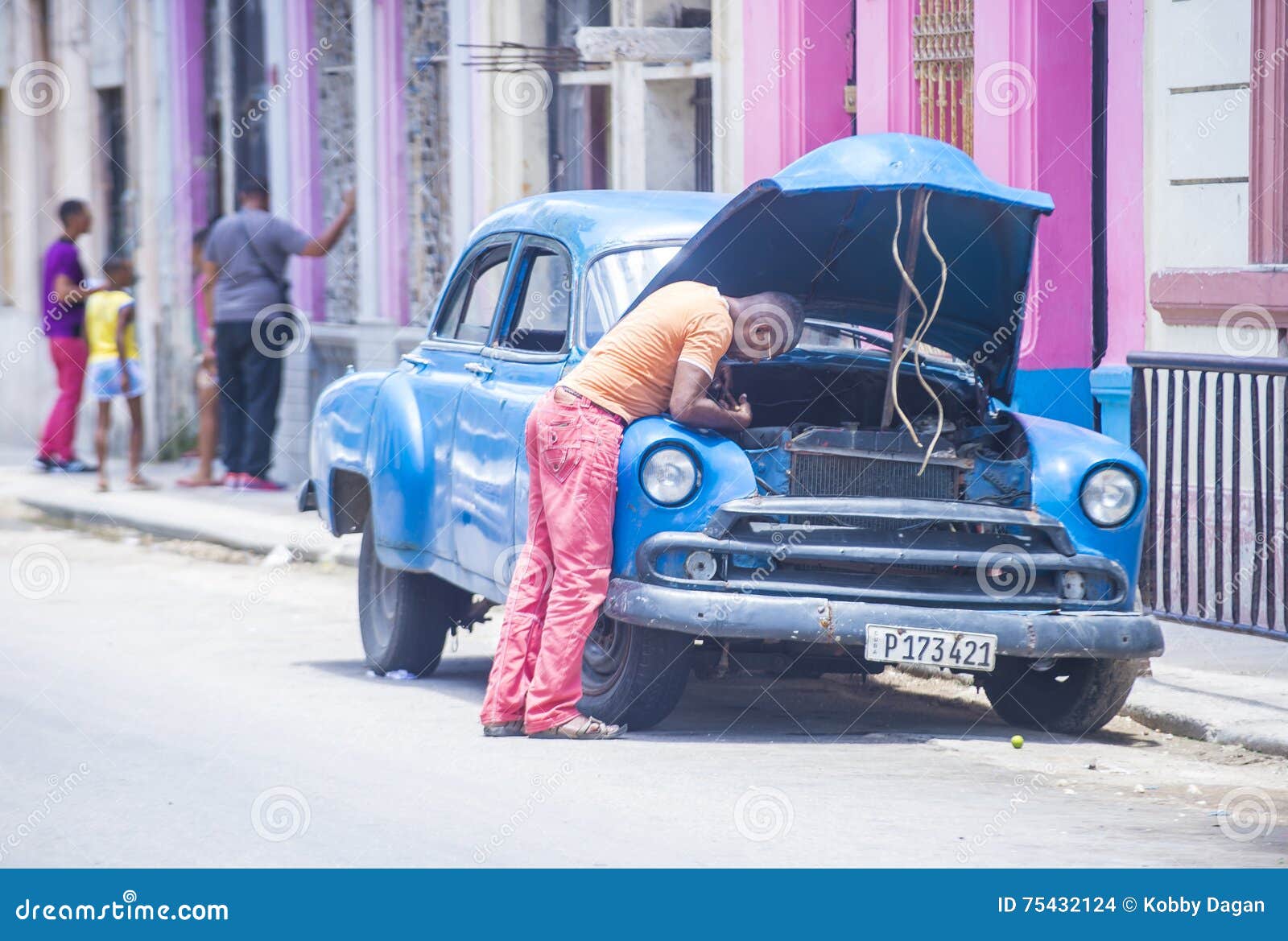 Oude Klassieke Auto in Cuba. HAVANA, CUBA - JULI 18: Oude klassieke Amerikaanse auto op één van de straten van Havana op 18 Juli 2016 Er zijn bijna 60.000 uitstekende Amerikaanse auto's in Cuba