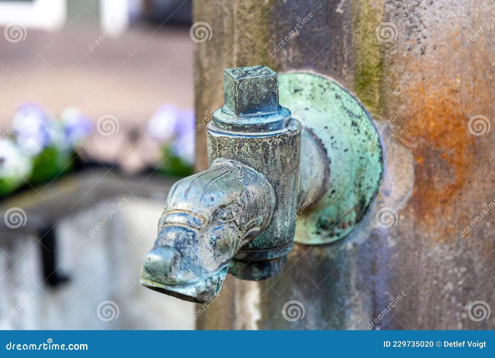 jam koepel Sitcom Oude Kraan Voor Water Met Corrosie Stock Foto - Image of gesloten,  metaalbewerking: 229735020