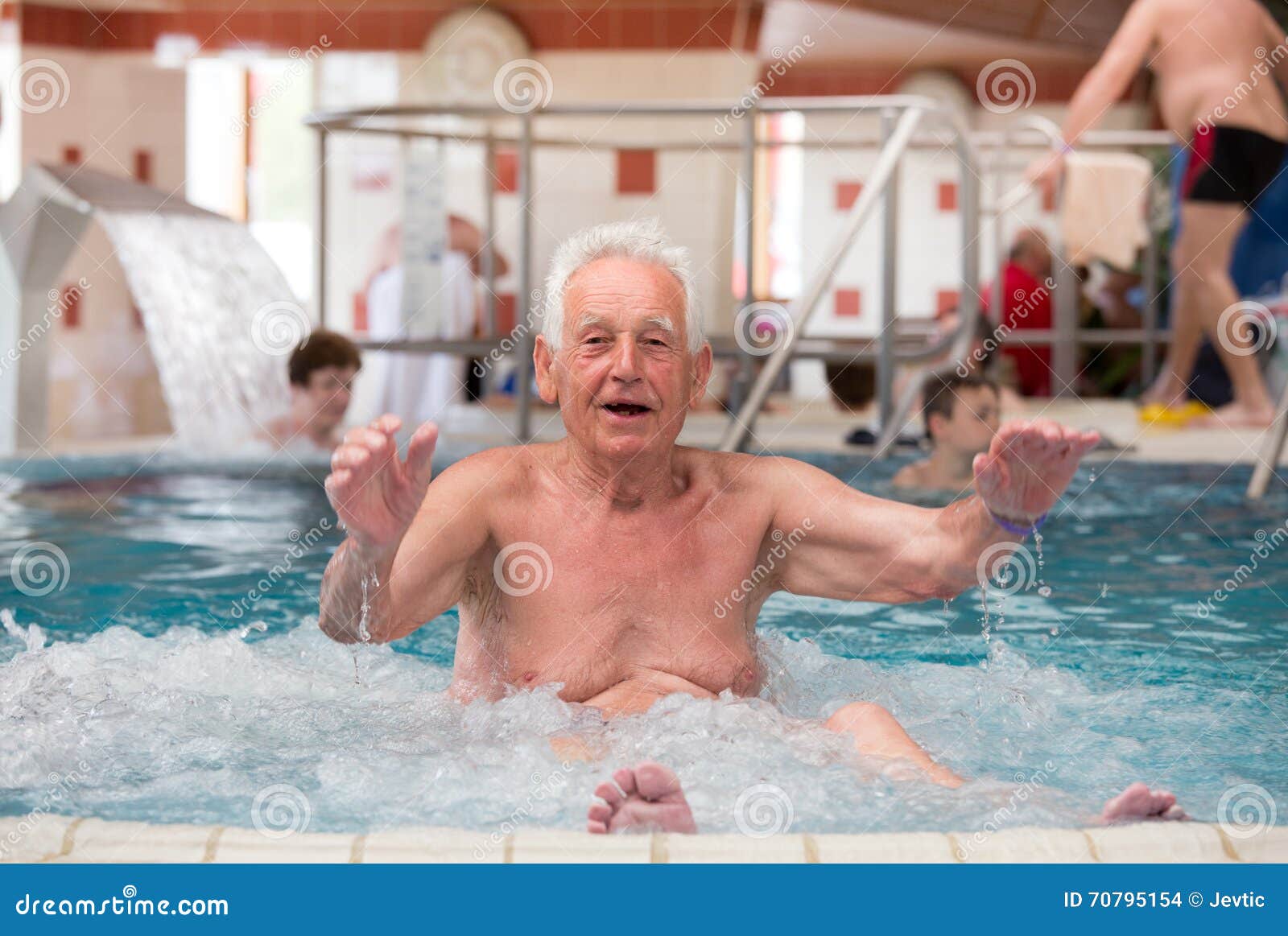 Дед купается. Старик в джакузи. Старики в бассейне. Дедушка купаться. Старик моется.