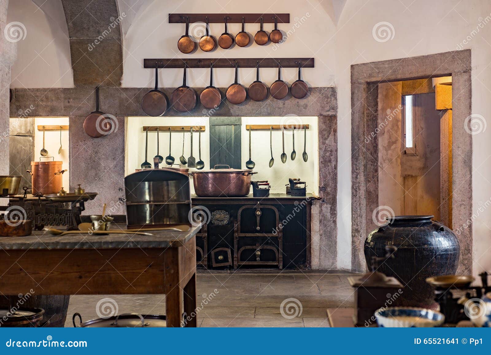Middeleeuwse keuken en eetkamer stock afbeeldingen afbeelding ...