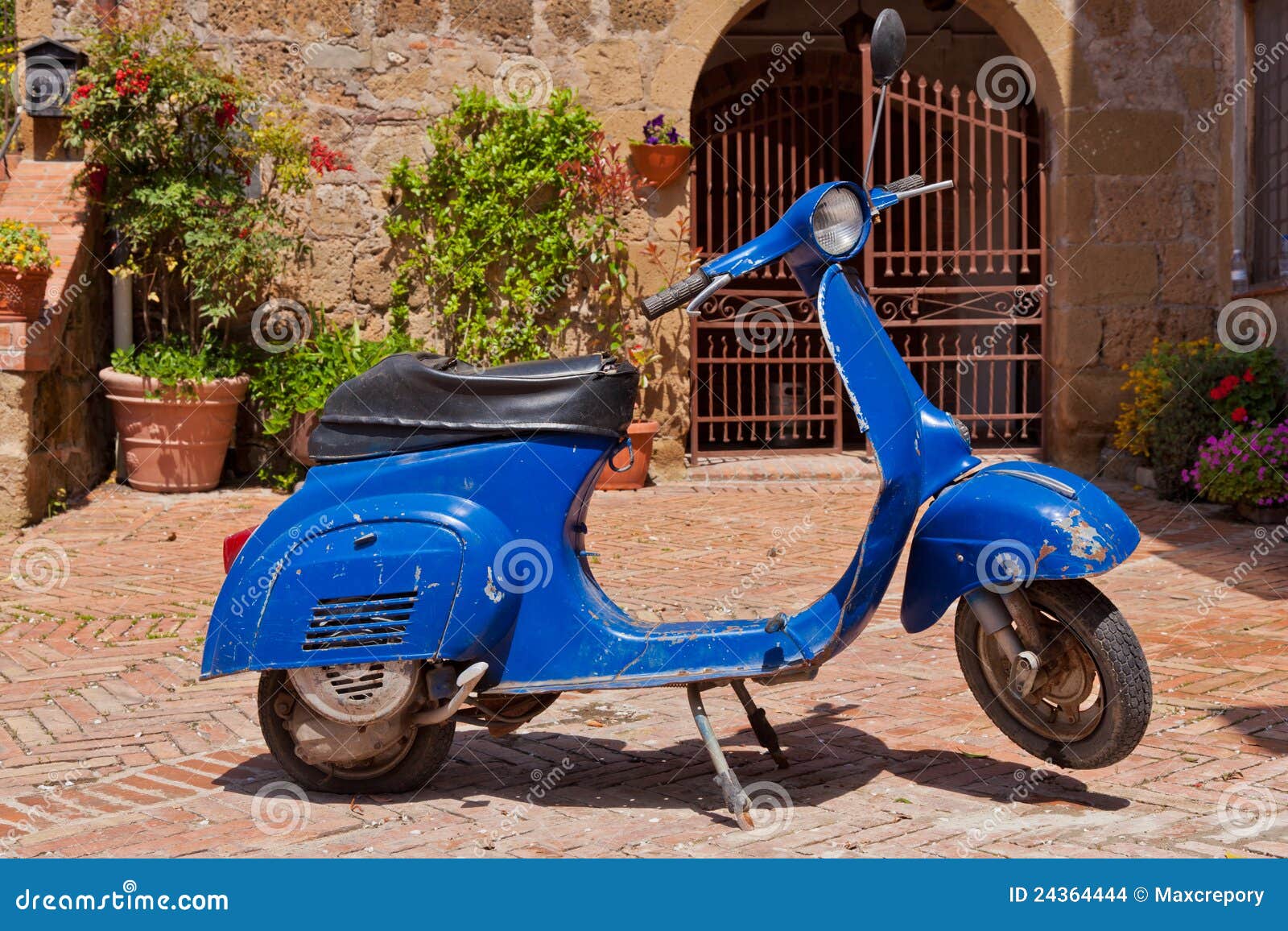 Oude motor Vespa stock foto. Image of toscanië, straat 24364444