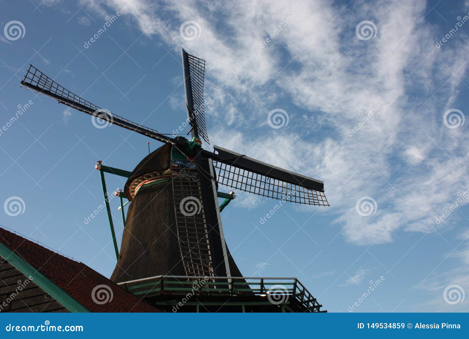 Oude Nederlandse Houten Windmolen in Zaanse Schans Op Het Water Van De ...