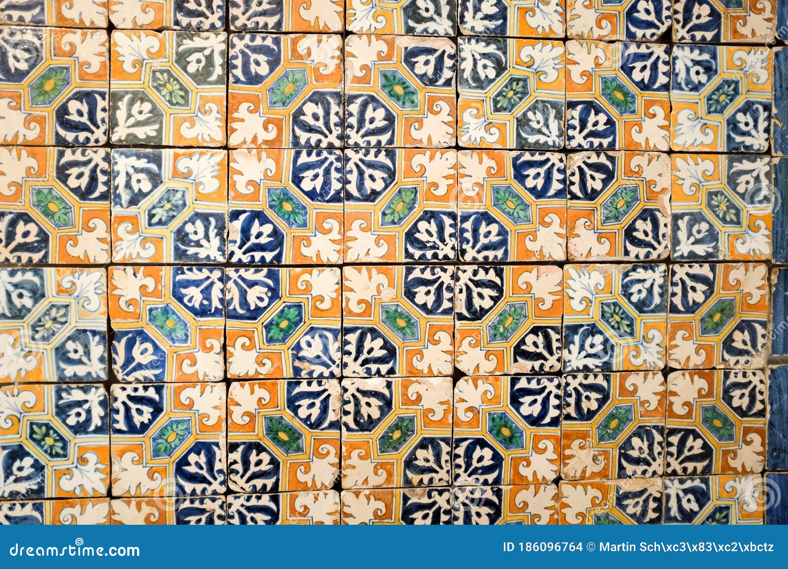 groot Stap Oordeel Oude Originele Tegels Van Portugal Azulejo Stock Foto - Image of haven,  vond: 186096764