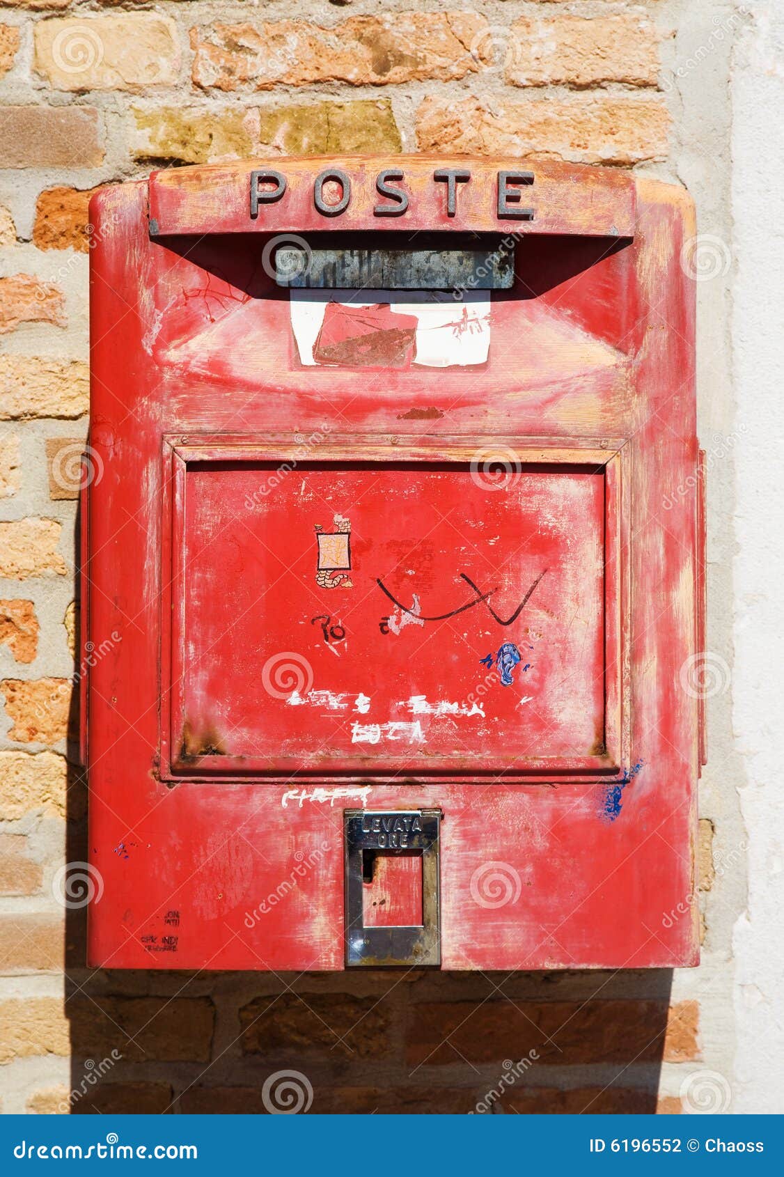 Oude rode brievenbus stock foto. Image of verzend, verzadigd - 6196552