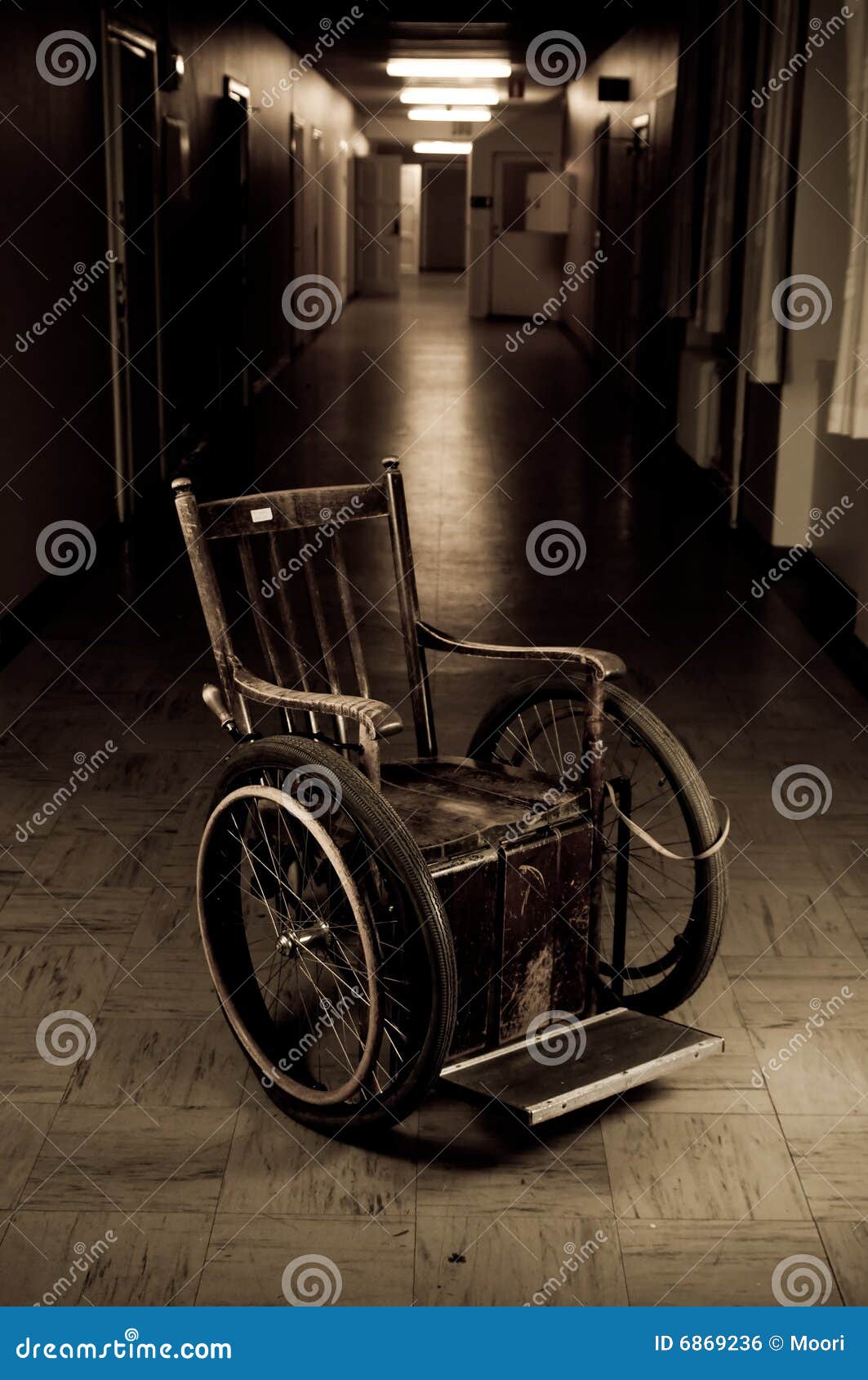 Gestaag kapitalisme Maladroit Oude rolstoel stock foto. Image of verschrikking, nachtmerrie - 6869236
