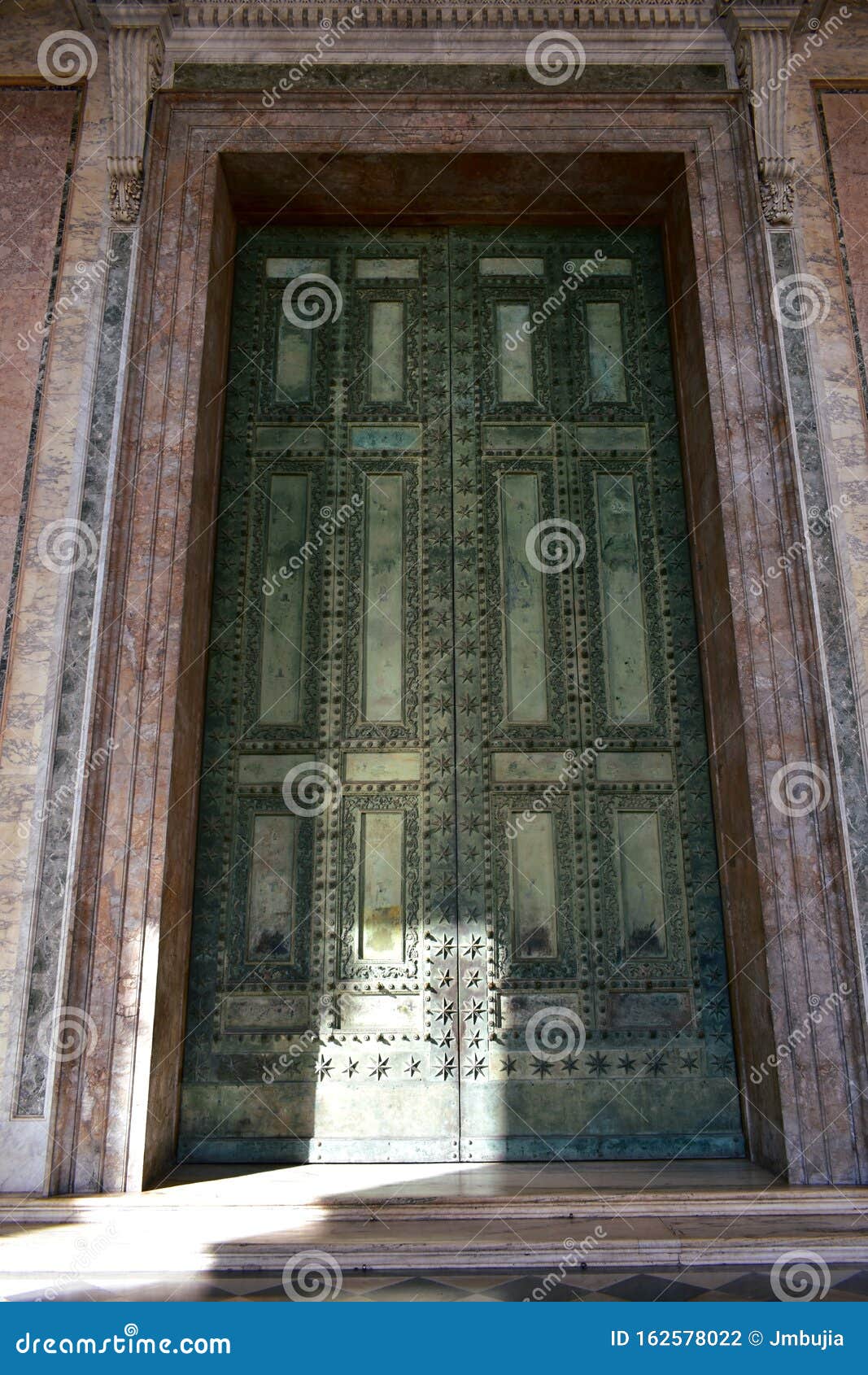Oude Roman Bronze Deur Uit De Romeinse Senaat Steeds in Gebruik Archbasilica Van Saint-John-Lateran-gevel Rome, Italië Stock Foto - Image of vakantie, monument: 162578022