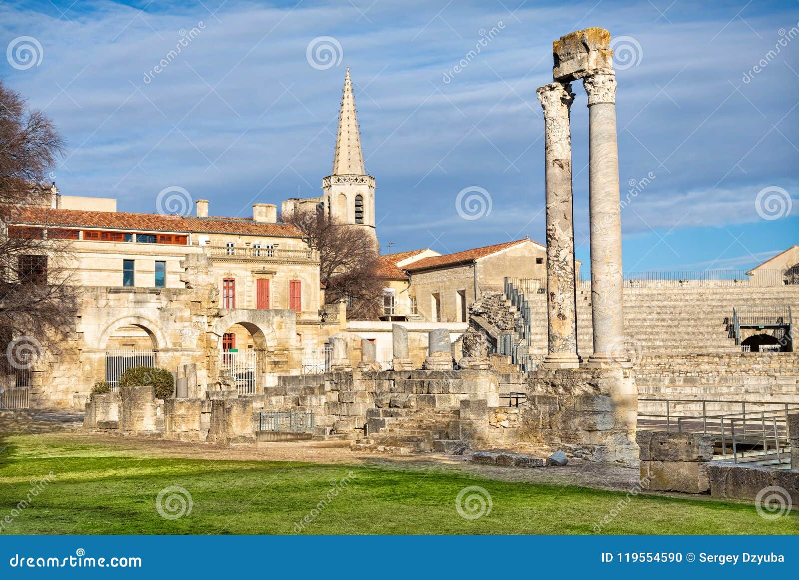 Oude Roman Kolommen En Amphitheatre in Arles Stock Foto - Image of ...