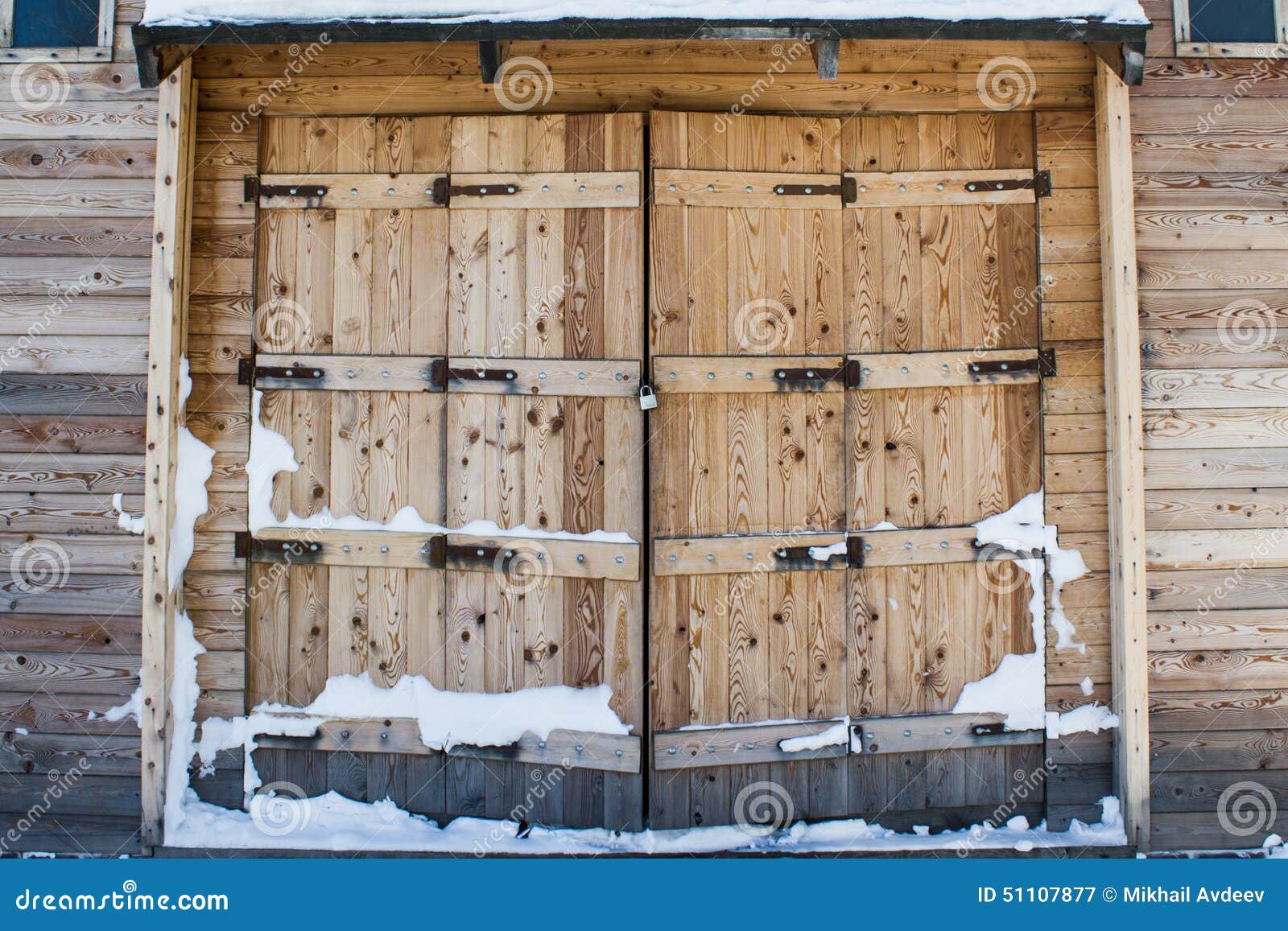 Plagen gips Verbinding Oude schuur houten poorten stock afbeelding. Image of landbouwbedrijf -  51107877