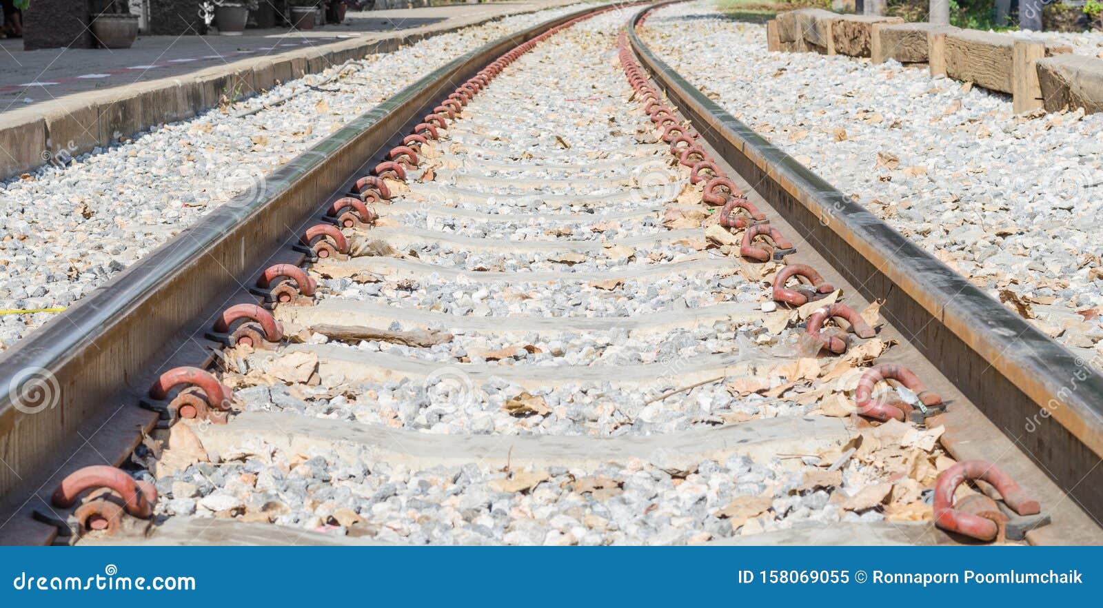 Oude spoorwegen op een treinstation, achter de achtergrond