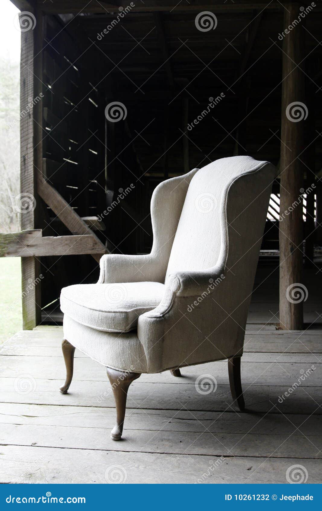 Oude stoel in schuur. Oude leunstoel in een schuur