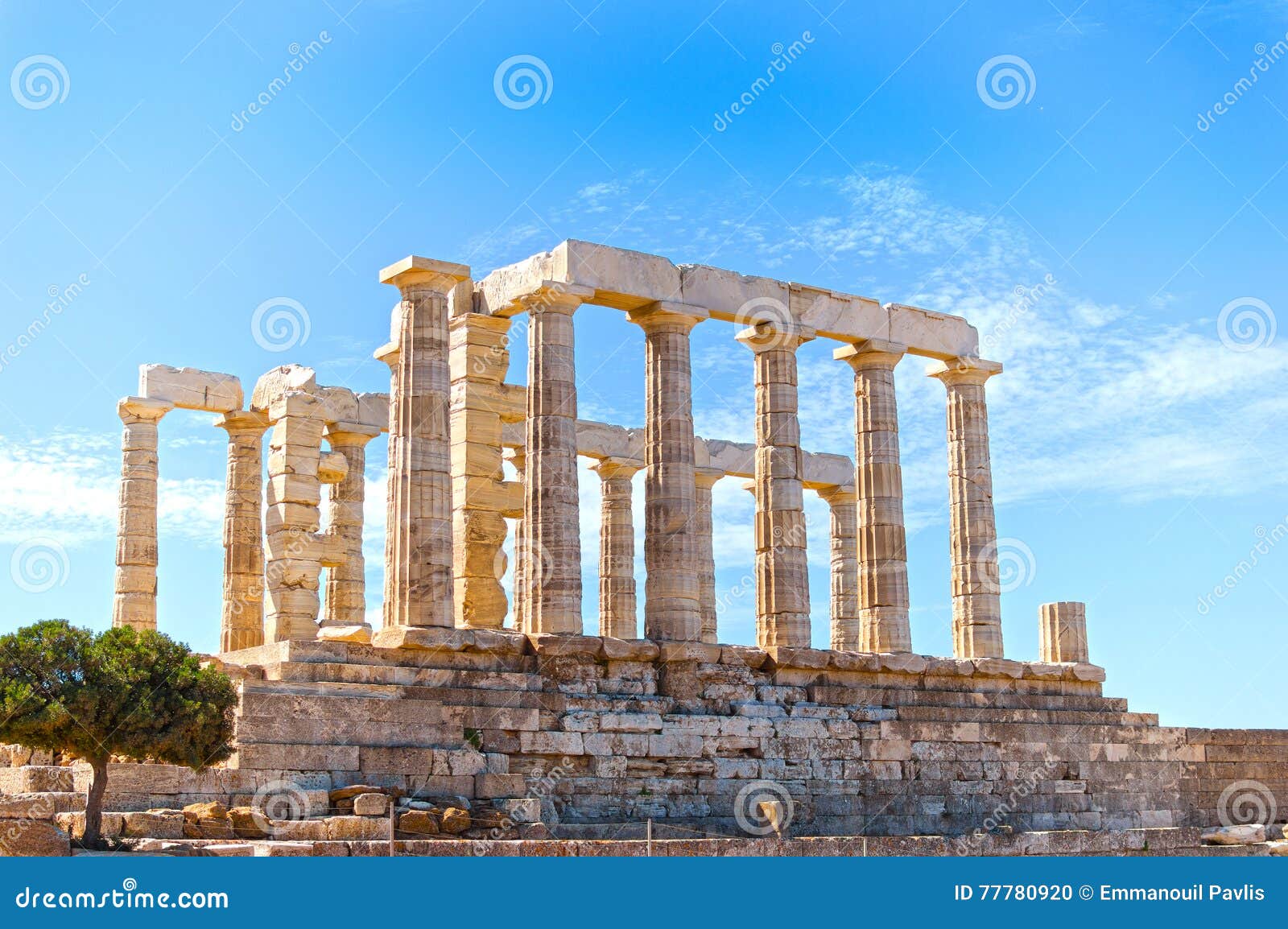 Mening van de oude tempel van Poseidon, die bij het meest zuidelijke uiteinde van het Attica schiereiland in Griekenland wordt gevestigd