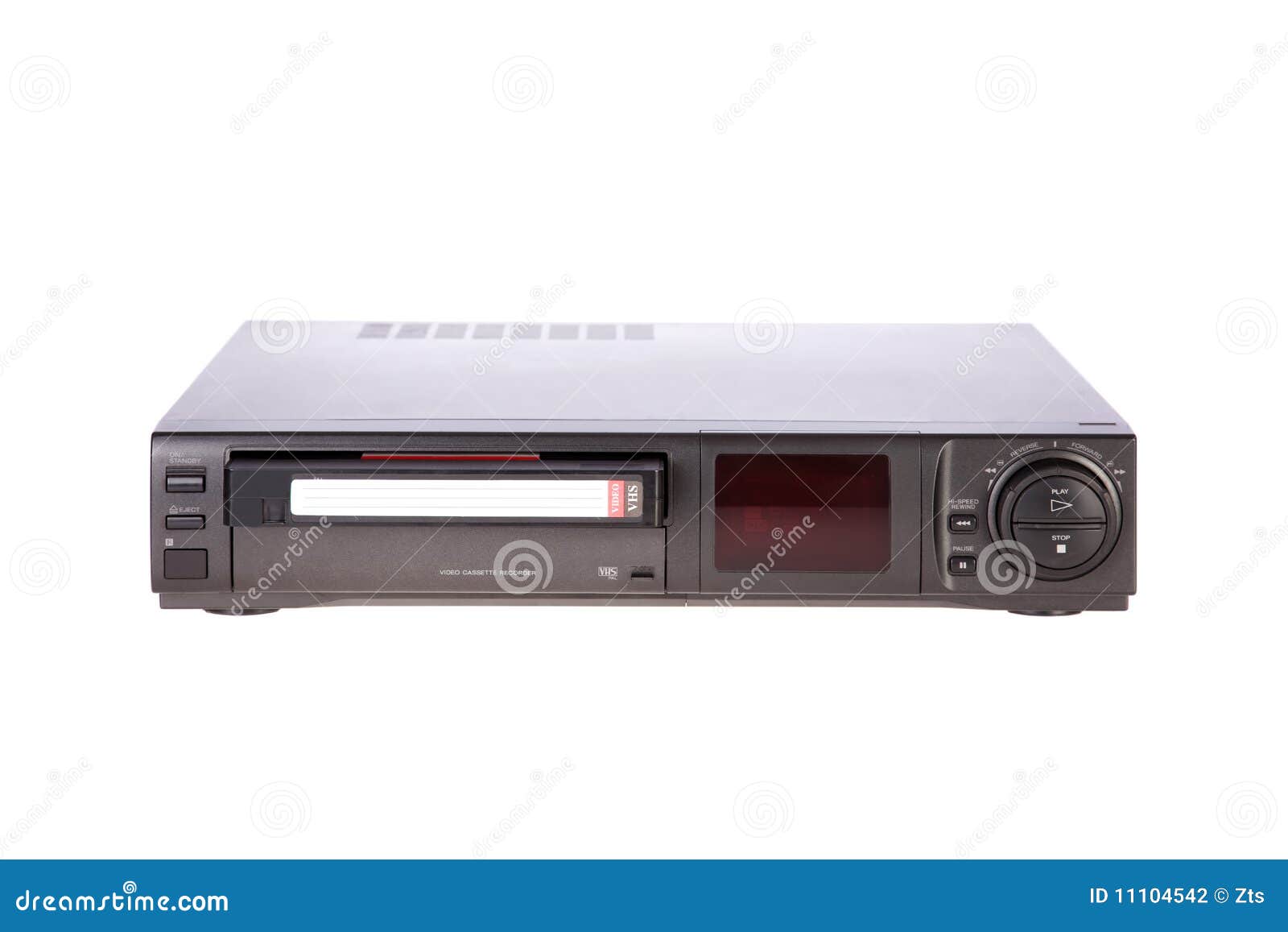 Oude VideoCassetterecorder die band uitwerpt die op witte achtergrond wordt geïsoleerd