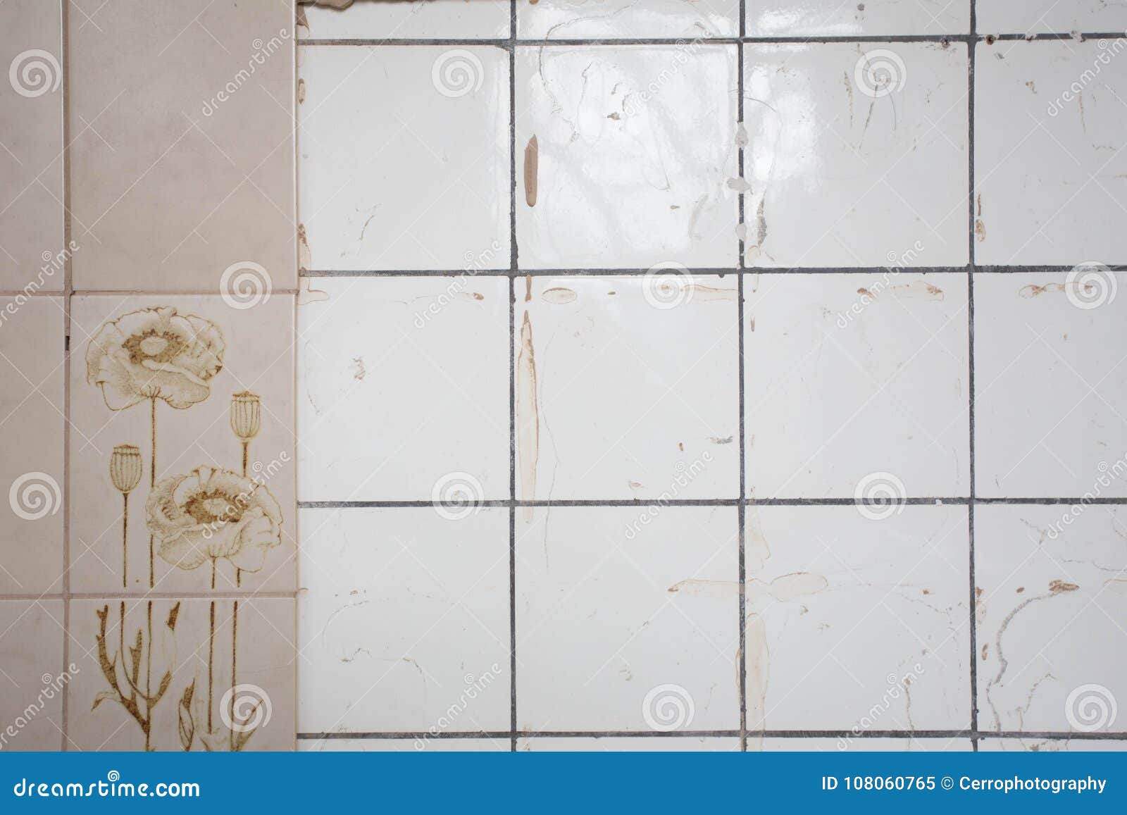 Oude Vuile Tegels Witte Stock Afbeelding - Image of gebroken, vloer: 108060765