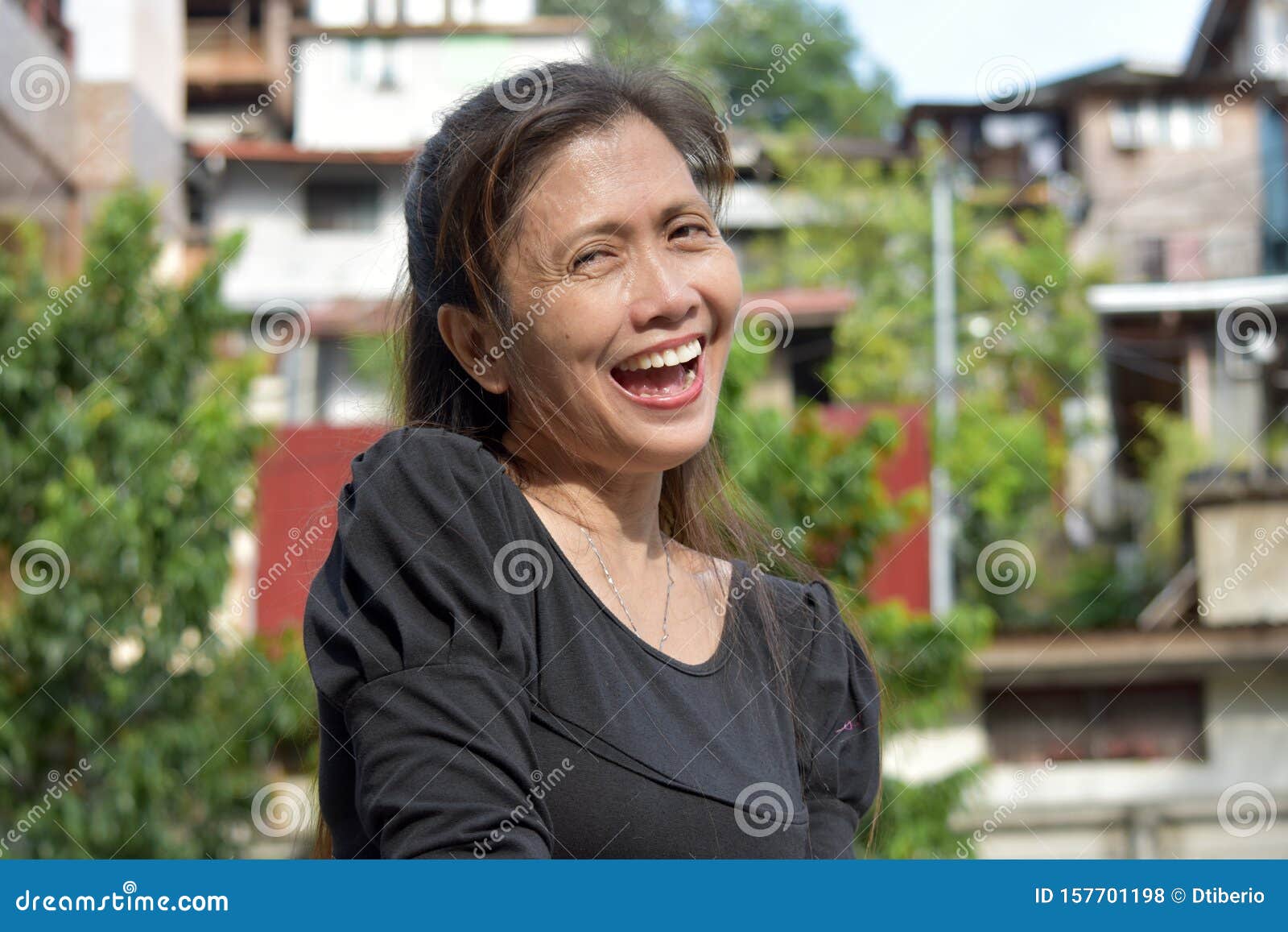 An Ouder Filipina Female Senior Laughing Stock Foto Image Of Volwassen Filipijner 157701198