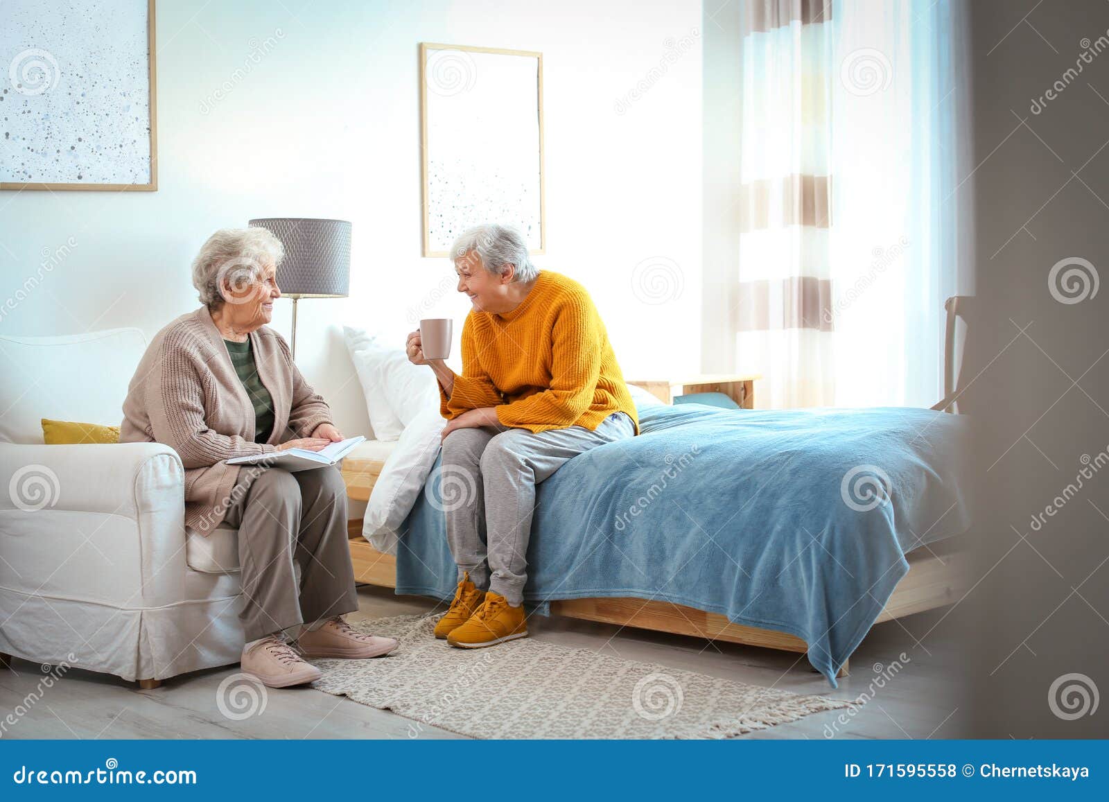 verjaardag Zeker esthetisch Oudere Vrouwen Die Samen Tijd Doorbrengen Senioren Zorgen Stock Foto -  Image of slaapkamer, gelukkig: 171595558
