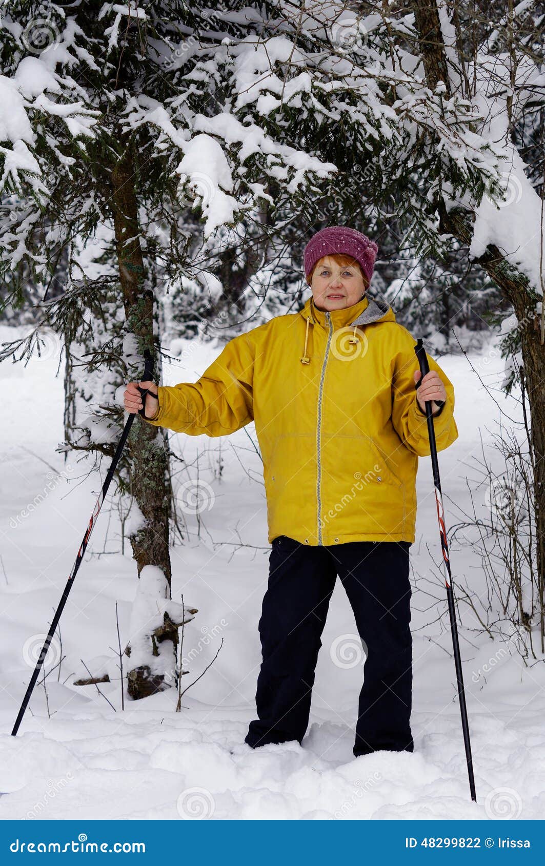 vezel bodem jas Oudere vrouwen op skis stock foto. Image of nave, sneeuw - 48299822