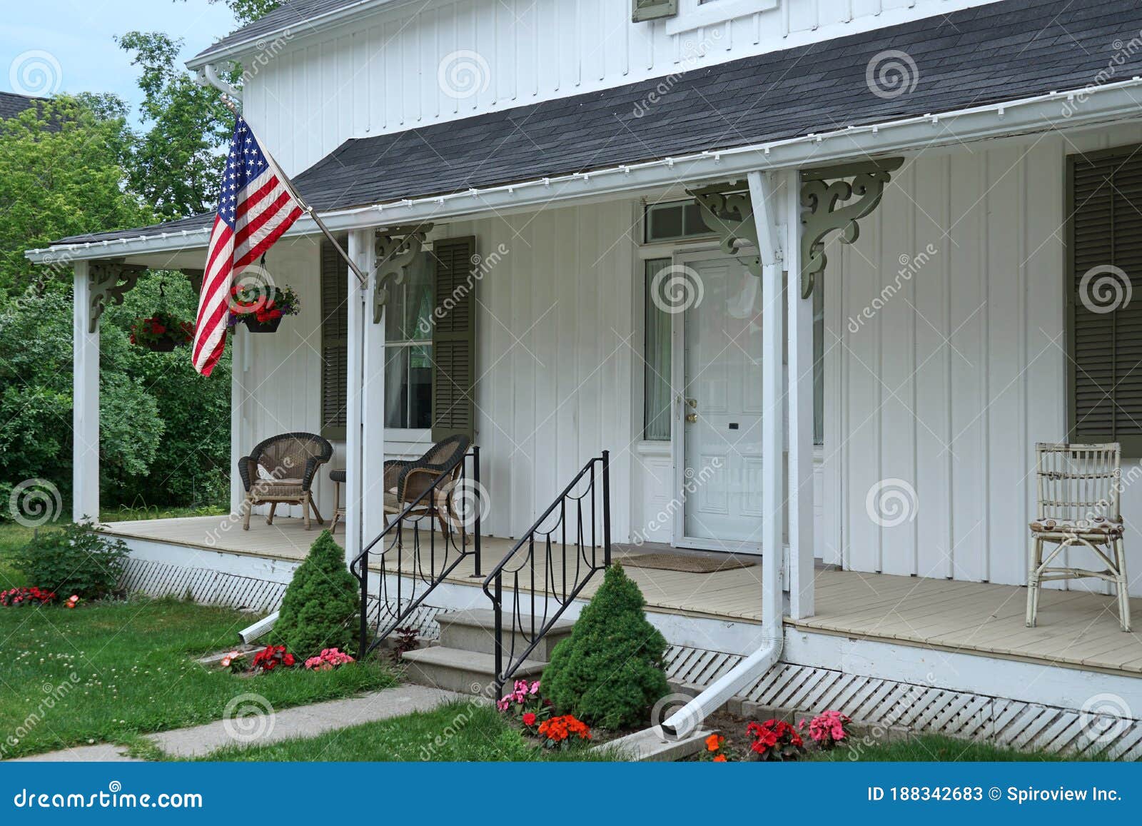 kalf constante nogmaals Ouderwets Huis Met Veranda Over De Hele Breedte Stock Afbeelding - Image of  vlag, onbeschaamd: 188342683