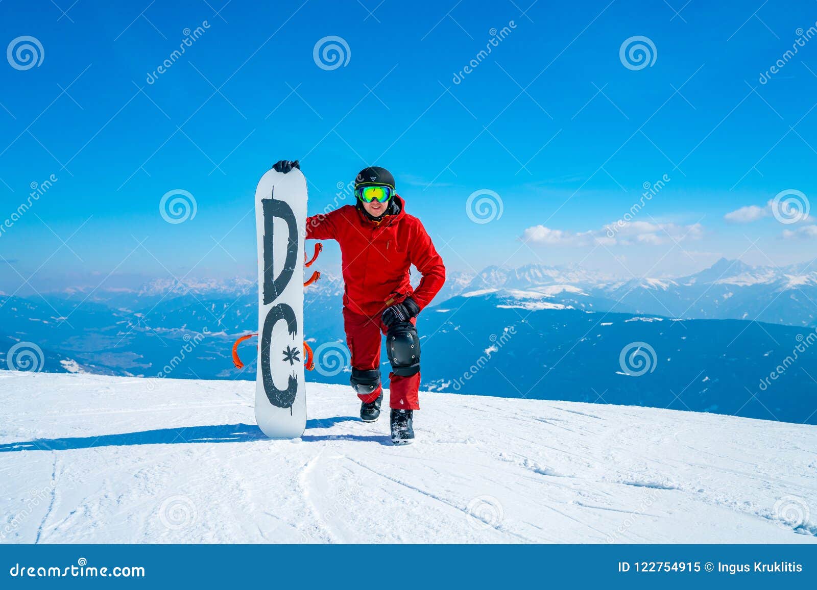 Oung die snowboarder zich op de bovenkant van de berg bevinden. Saalbach, Oostenrijk 20 maart, 2018 Jonge snowboarder die zich op de bovenkant van de berg met een snowboard bevinden Bovenop de wereld Succes