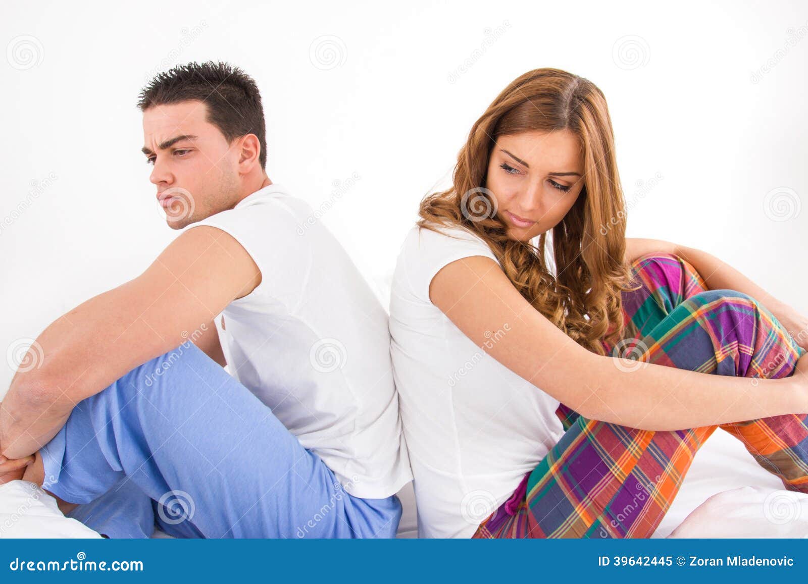 Separate from. Separate from. Пара сидит друг против друга на кровати. Читает мысли арт. Separate from.