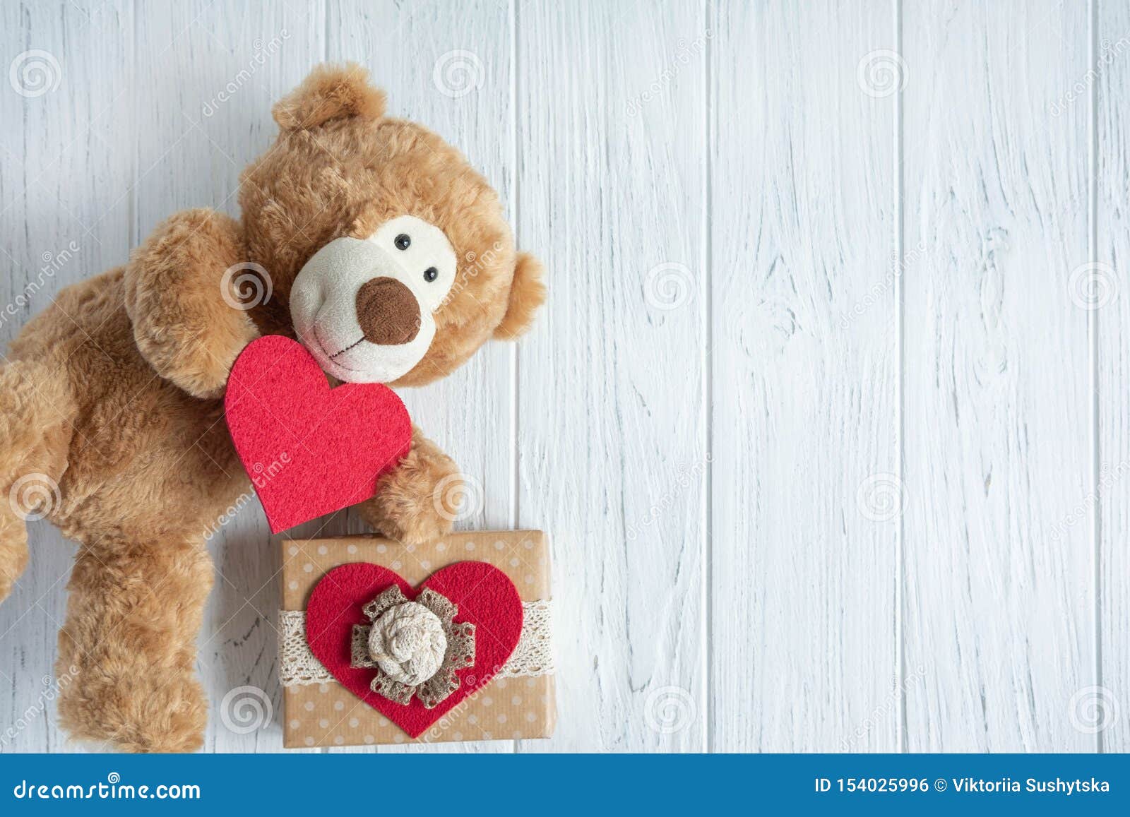 Ours De Jouet Avec Un Coeur Et Boites Avec Des Cadeaux Sur Un Fond En Bois Clair La Conception De La Carte De Voeux D Anniversair Photo Stock Image Du Conception Coeur Ours De Jouet Avec Un Coeur Et Boites Avec Des Cadeaux Sur Un Fond En Bois Clair La Conception De La Carte De Voeux D Anniversair Photo Stock Image Du Conception Coeur