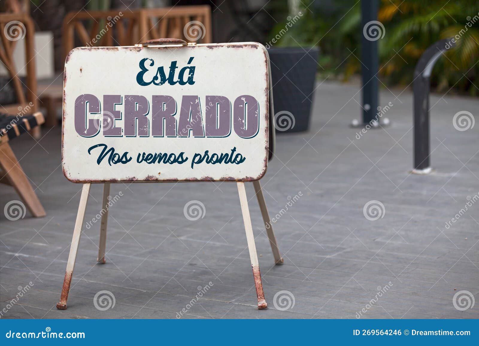 outdoor closed sign in spanish