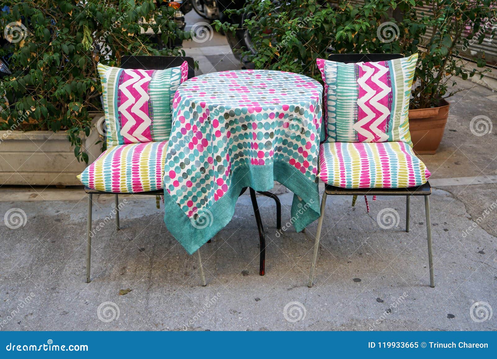 Outdoor Furniture Round Table And Chairs With Colorful Pattern