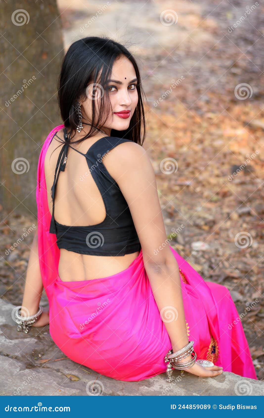 Hot And Sexy Women In Saree
