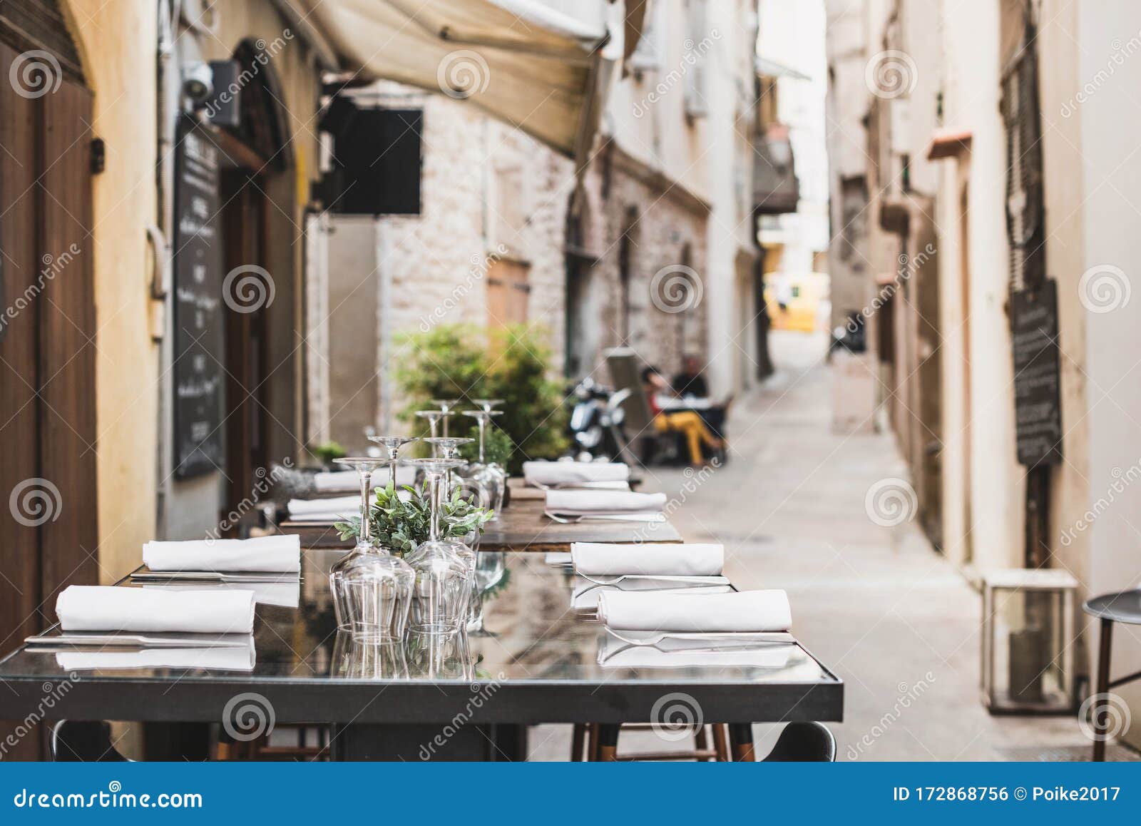 Local italian restaurant outside hi-res stock photography and images - Alamy